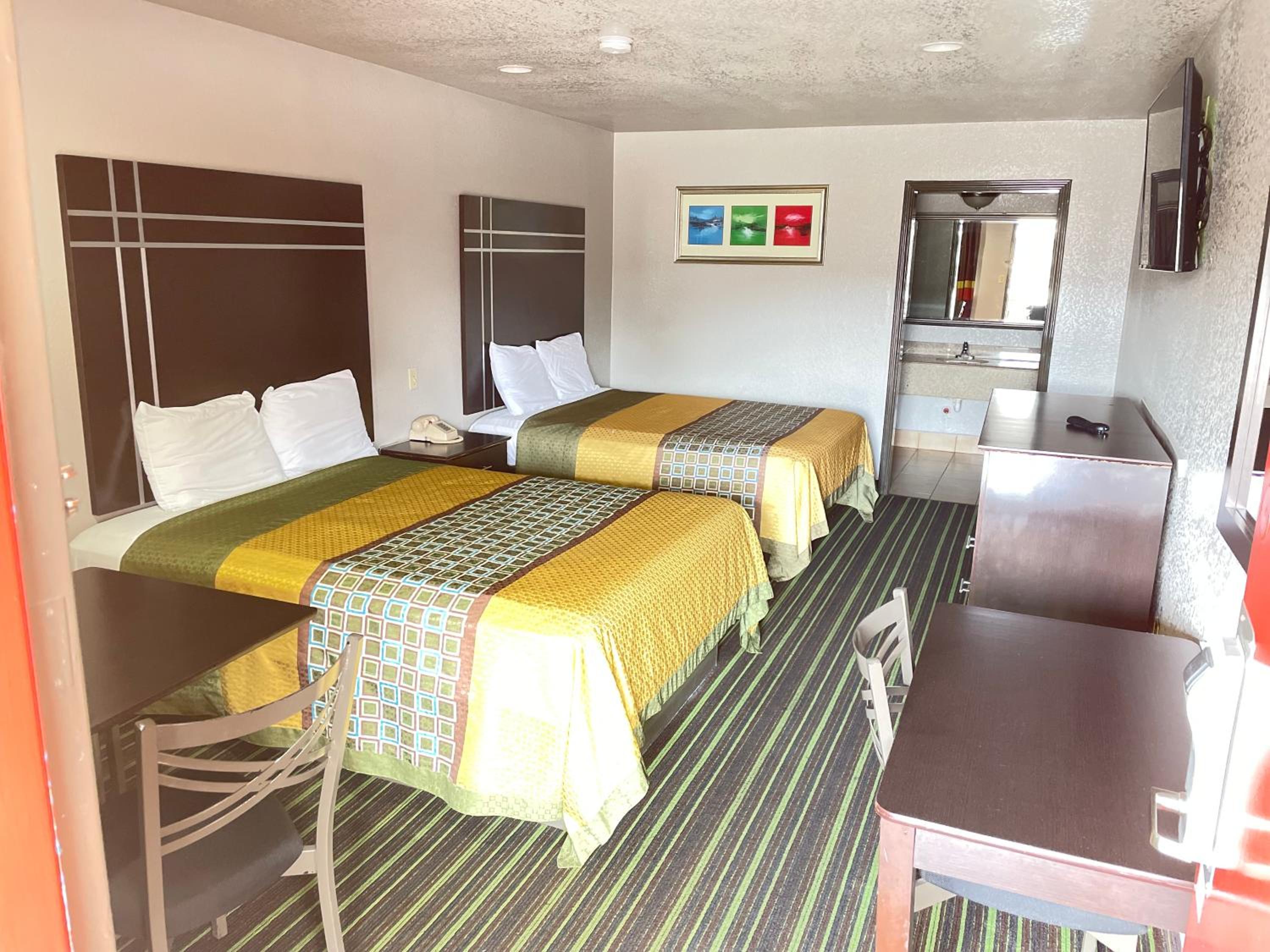 Queen Room with Two Queen Beds - Photo 4