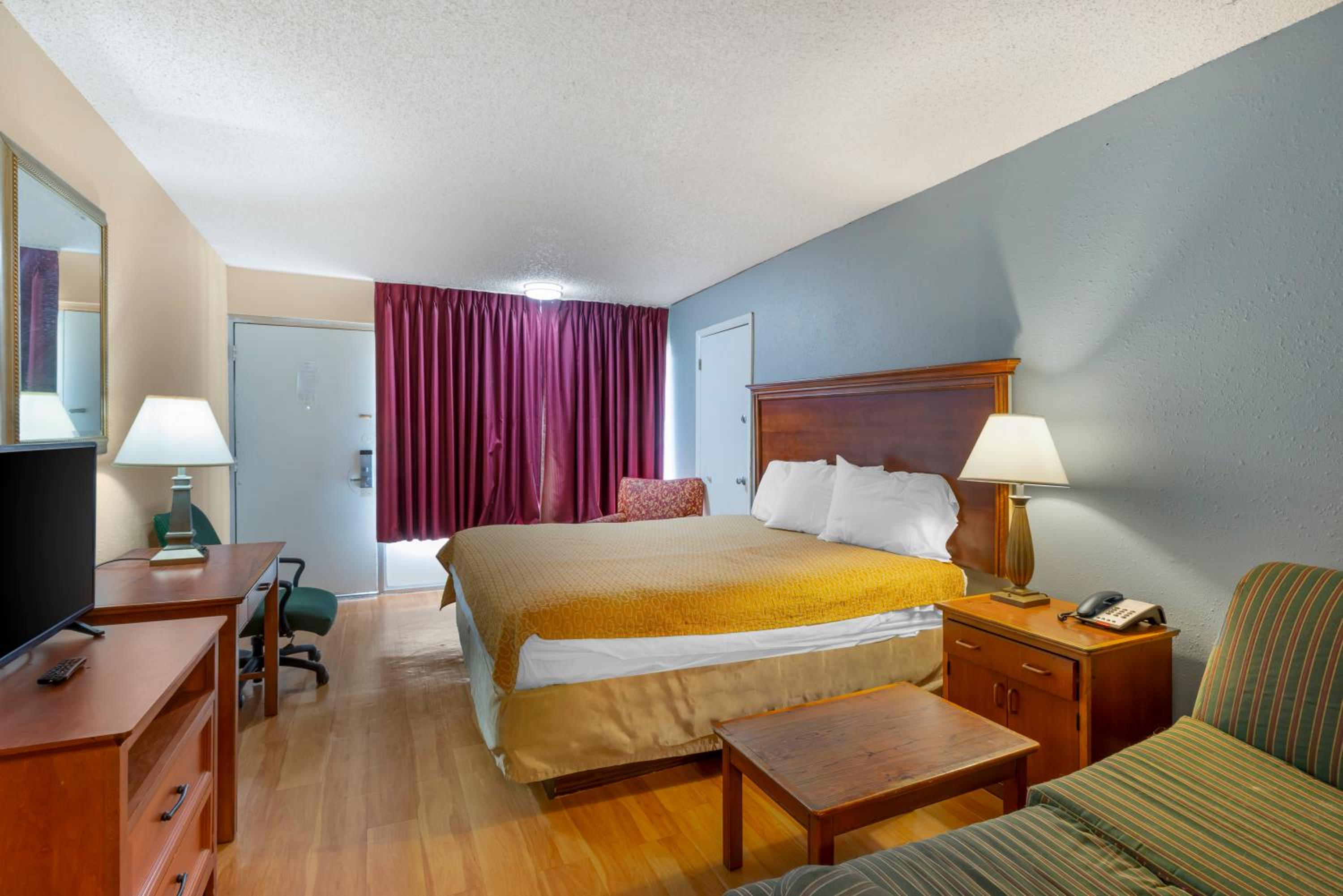Standard King Room with Sofa Bed - Non Smoking - Photo 1