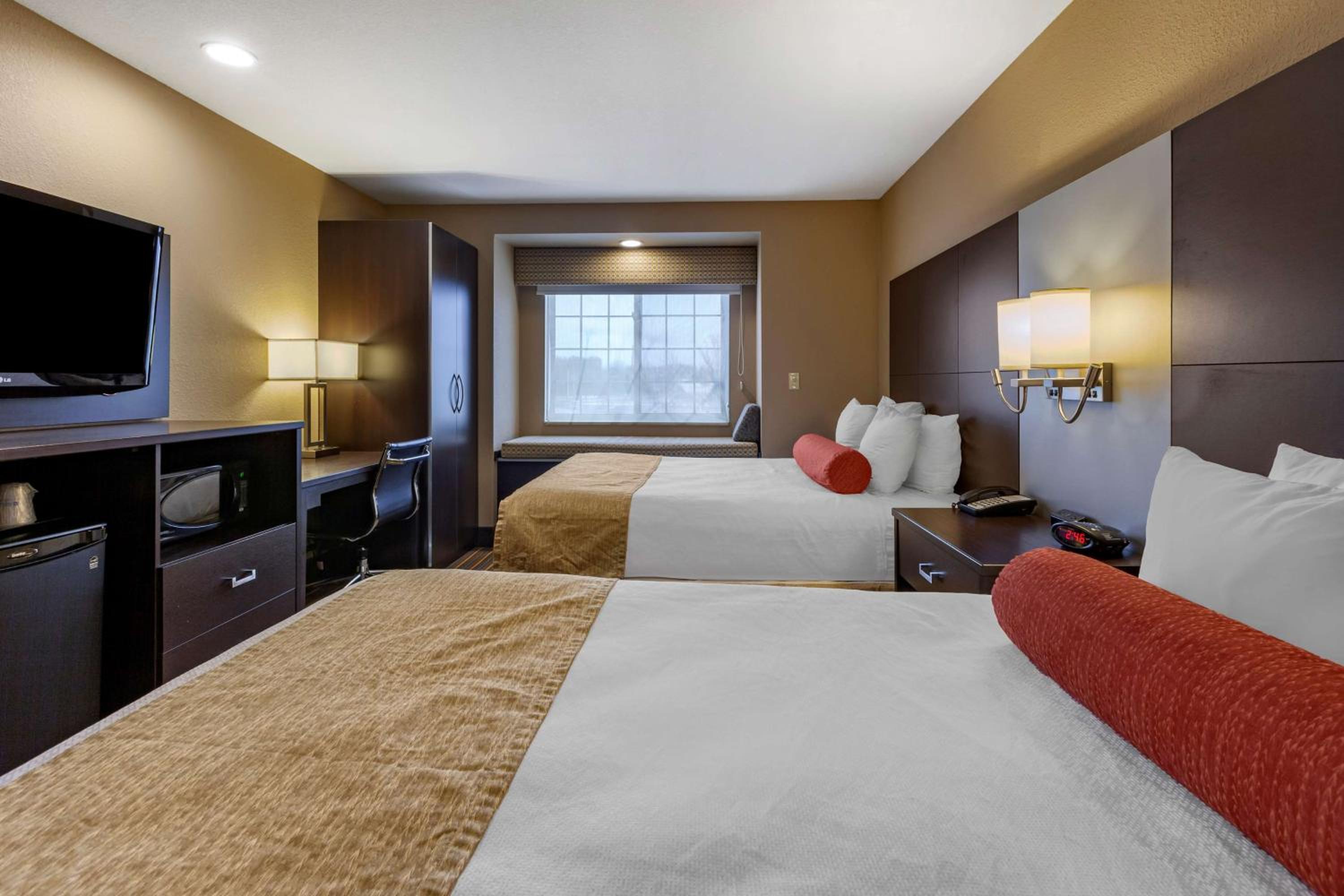 Queen Room with Two Queen Beds - Non-Smoking photo 1