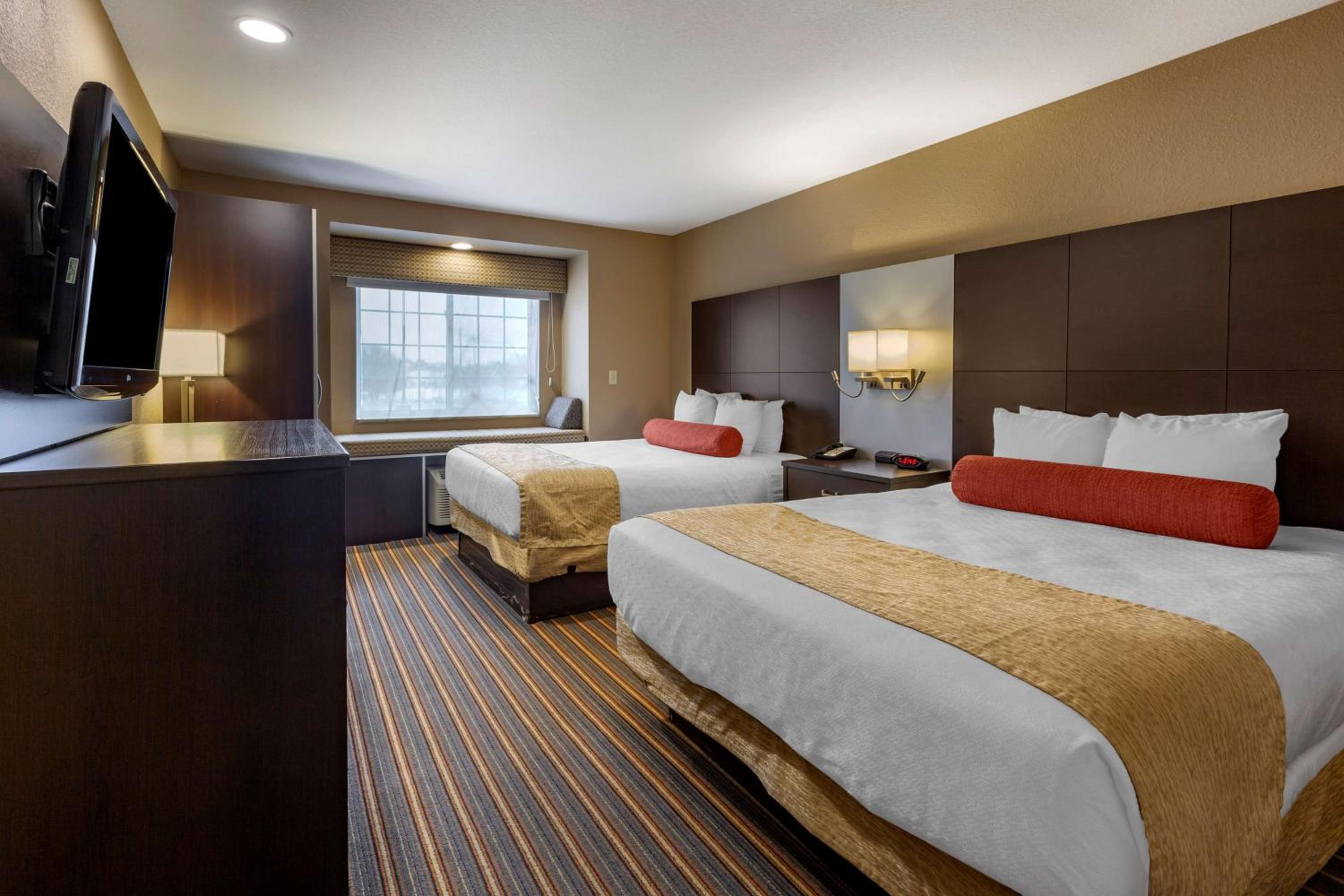 Queen Room with Two Queen Beds - Non-Smoking photo 3