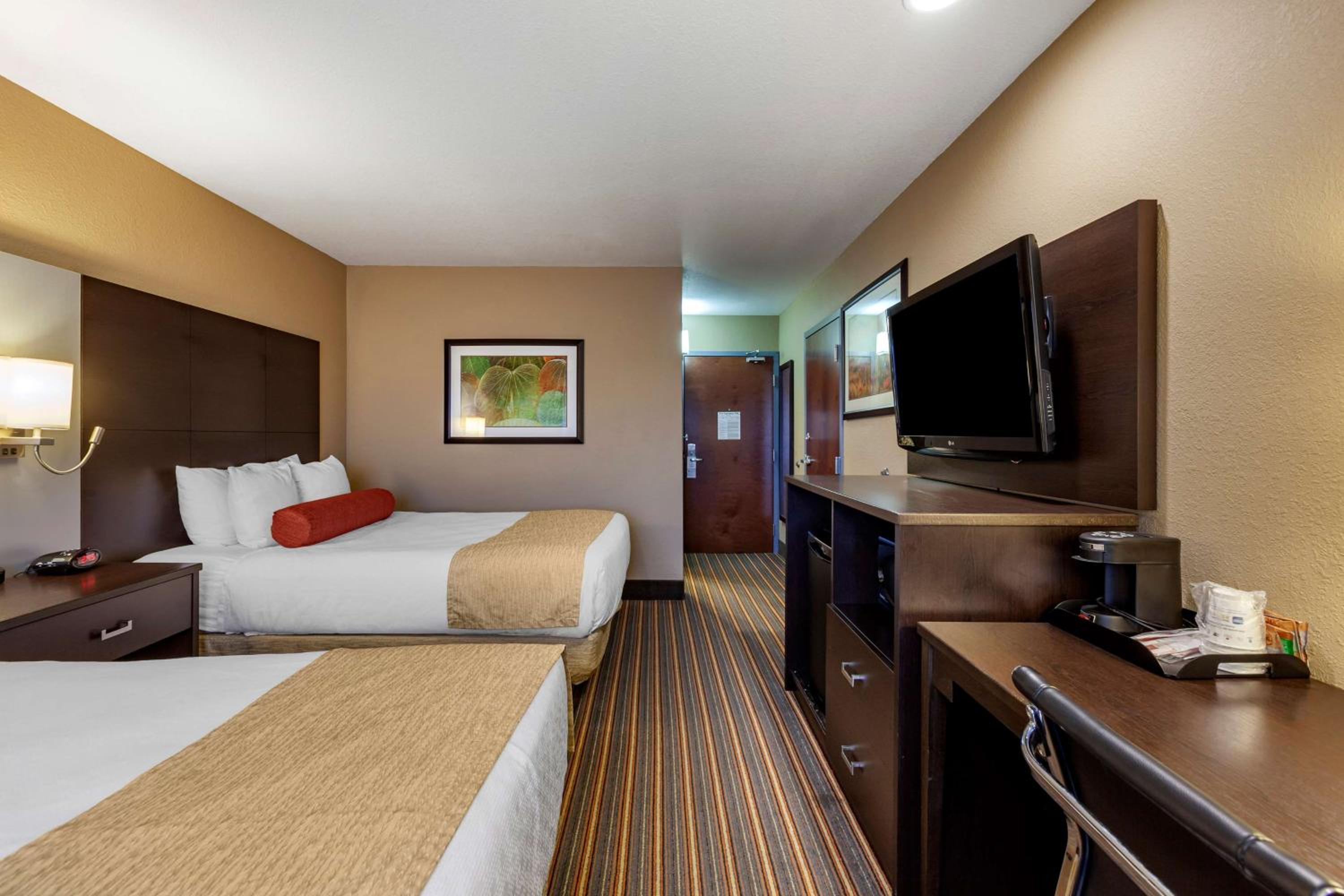 Queen Room with Two Queen Beds - Non-Smoking photo 2