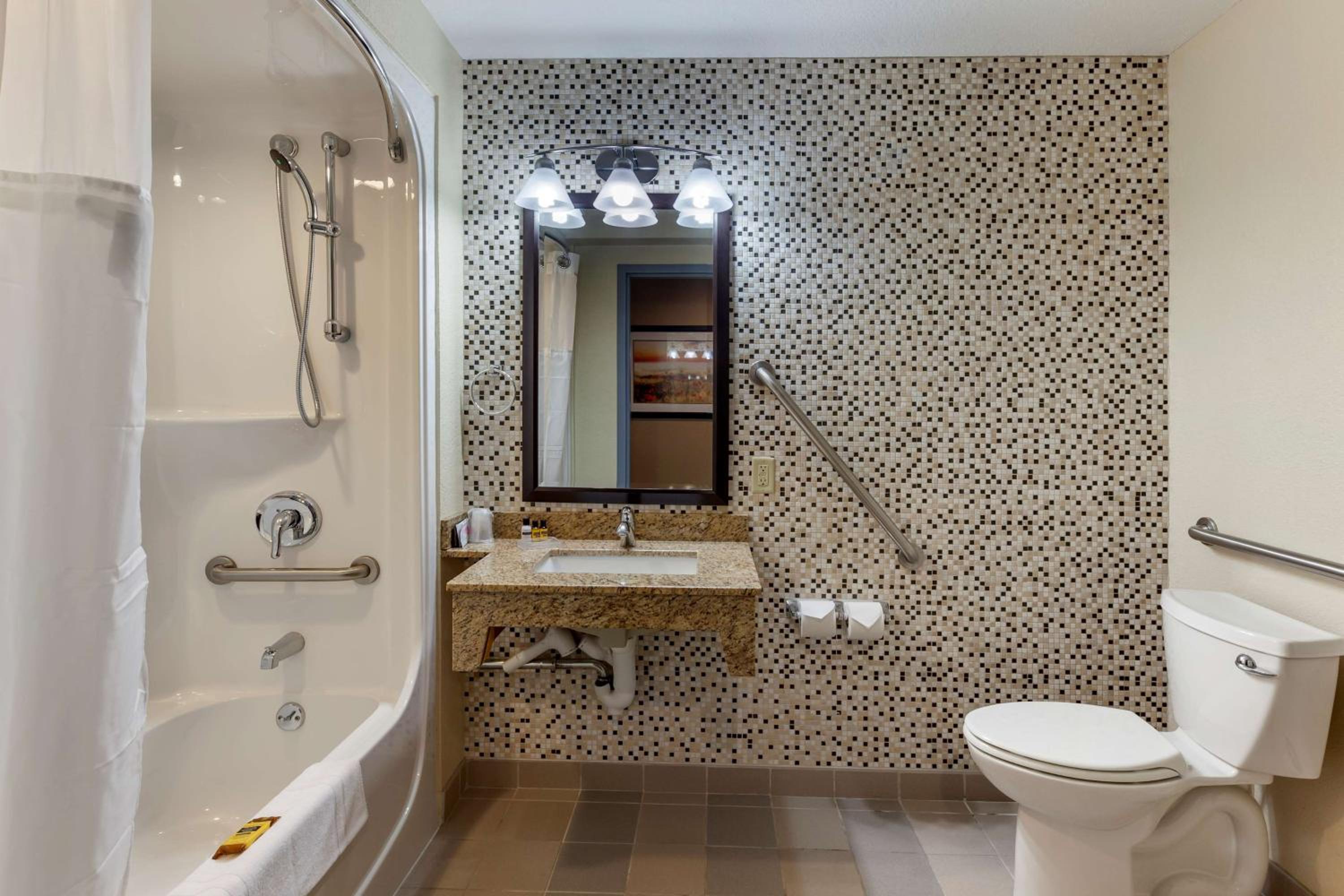 Queen Room - Disability Access - Non Smoking photo 2