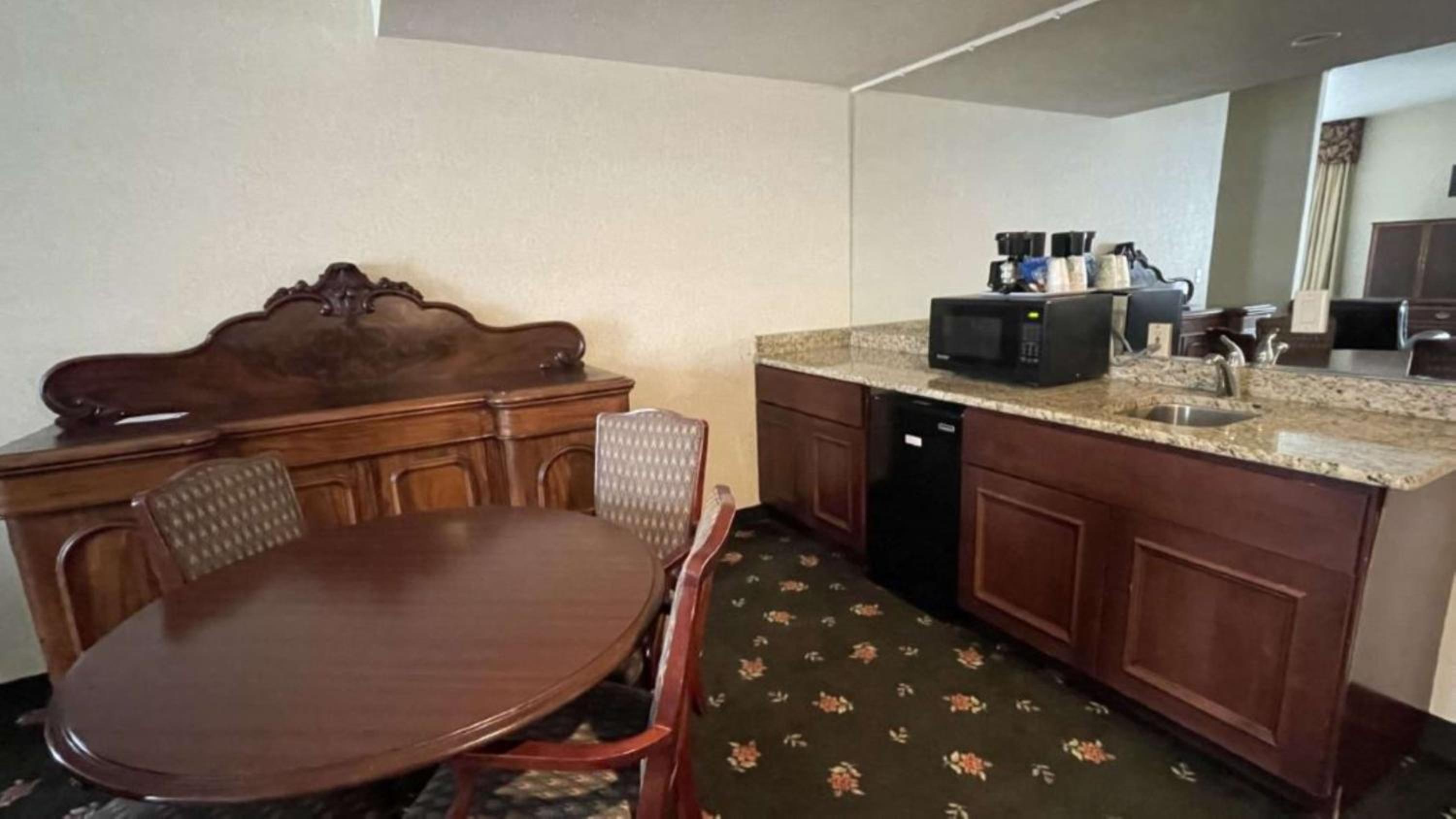 Two-Room Suite with One King Bed and One Queen Bed - Non-Smoking - Photo 2