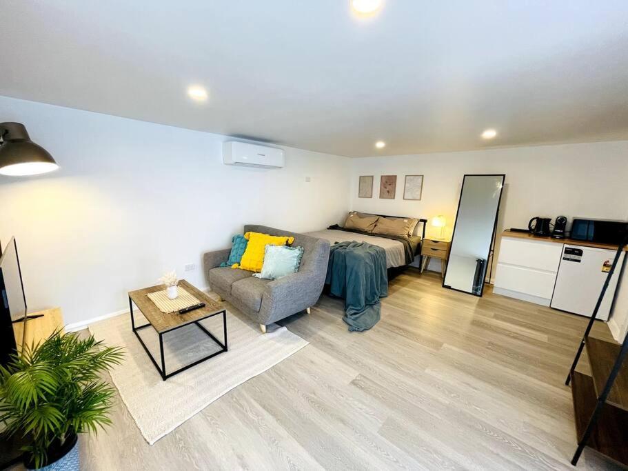 One-Bedroom Apartment photo 1
