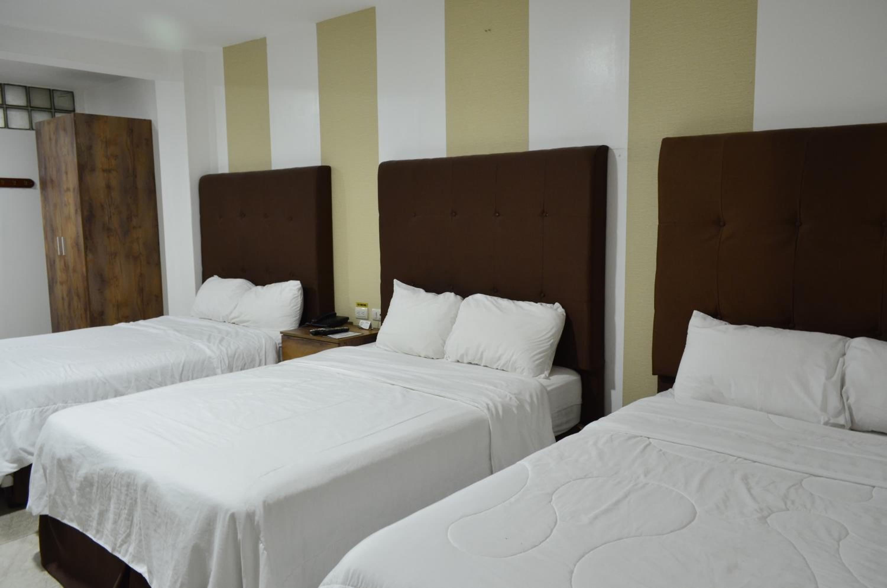 Triple Room with Three Double Beds photo 1
