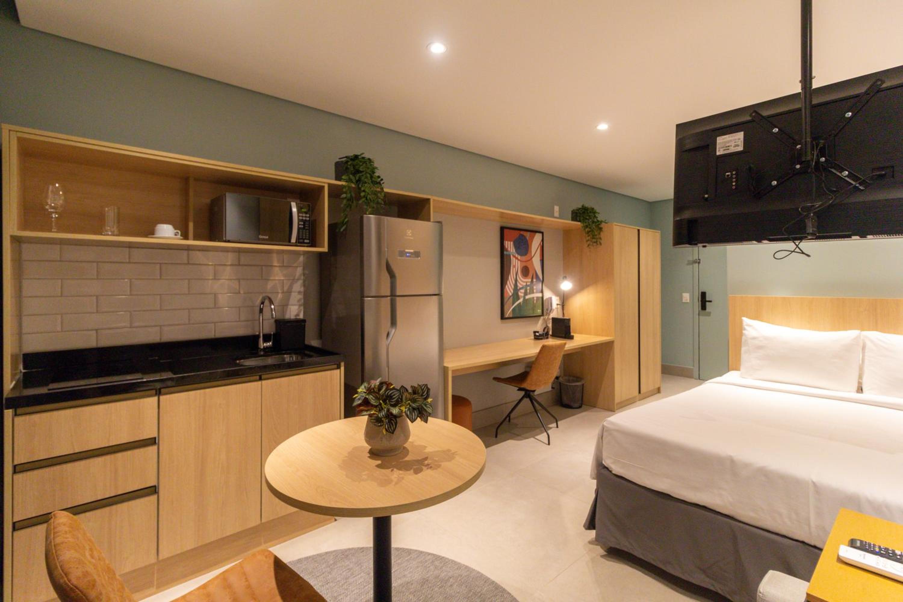 Queen Suite - Photo 23