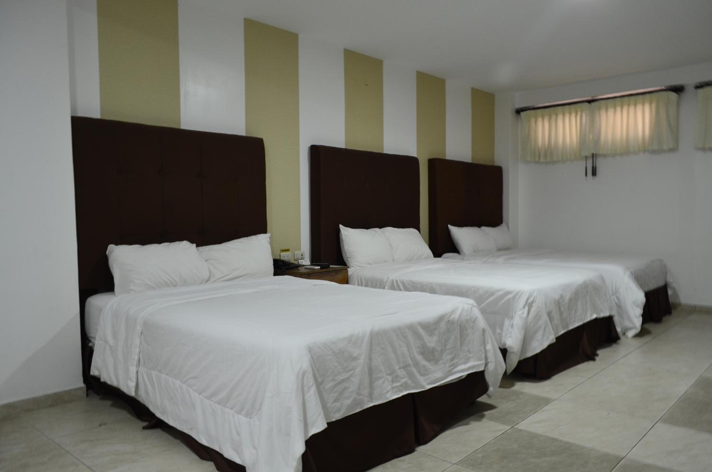 Triple Room with Three Double Beds photo 2