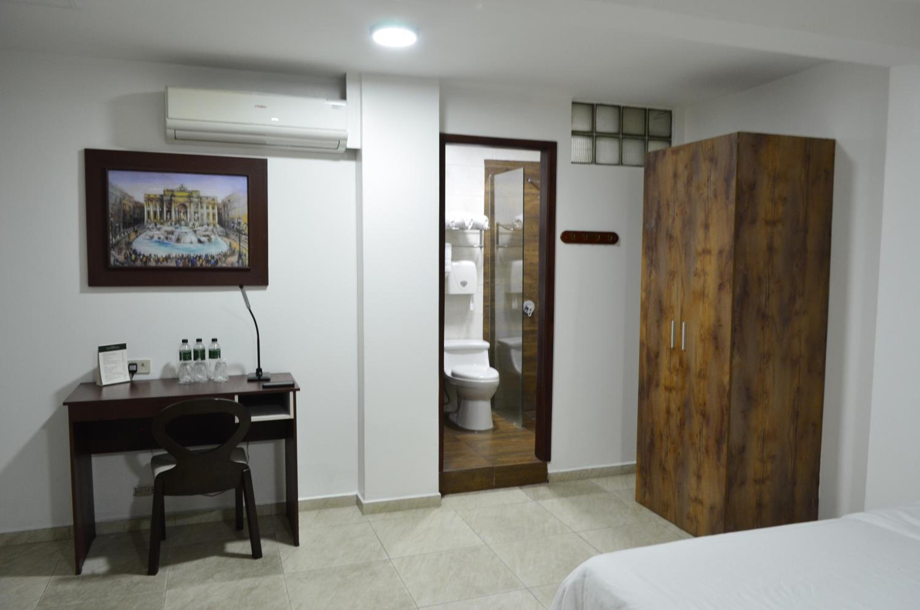Triple Room with Three Double Beds photo 3