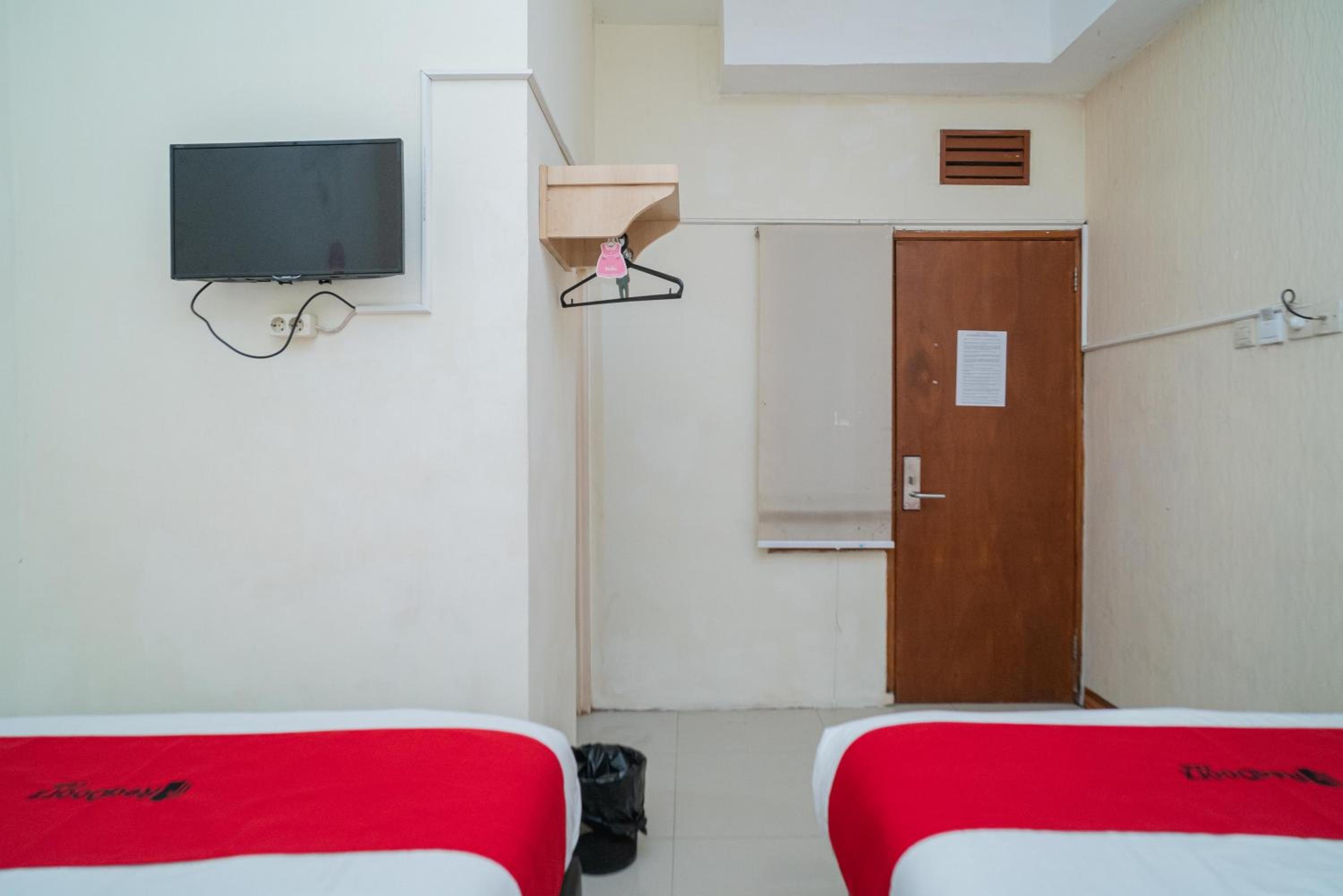 Family Room - Photo 7