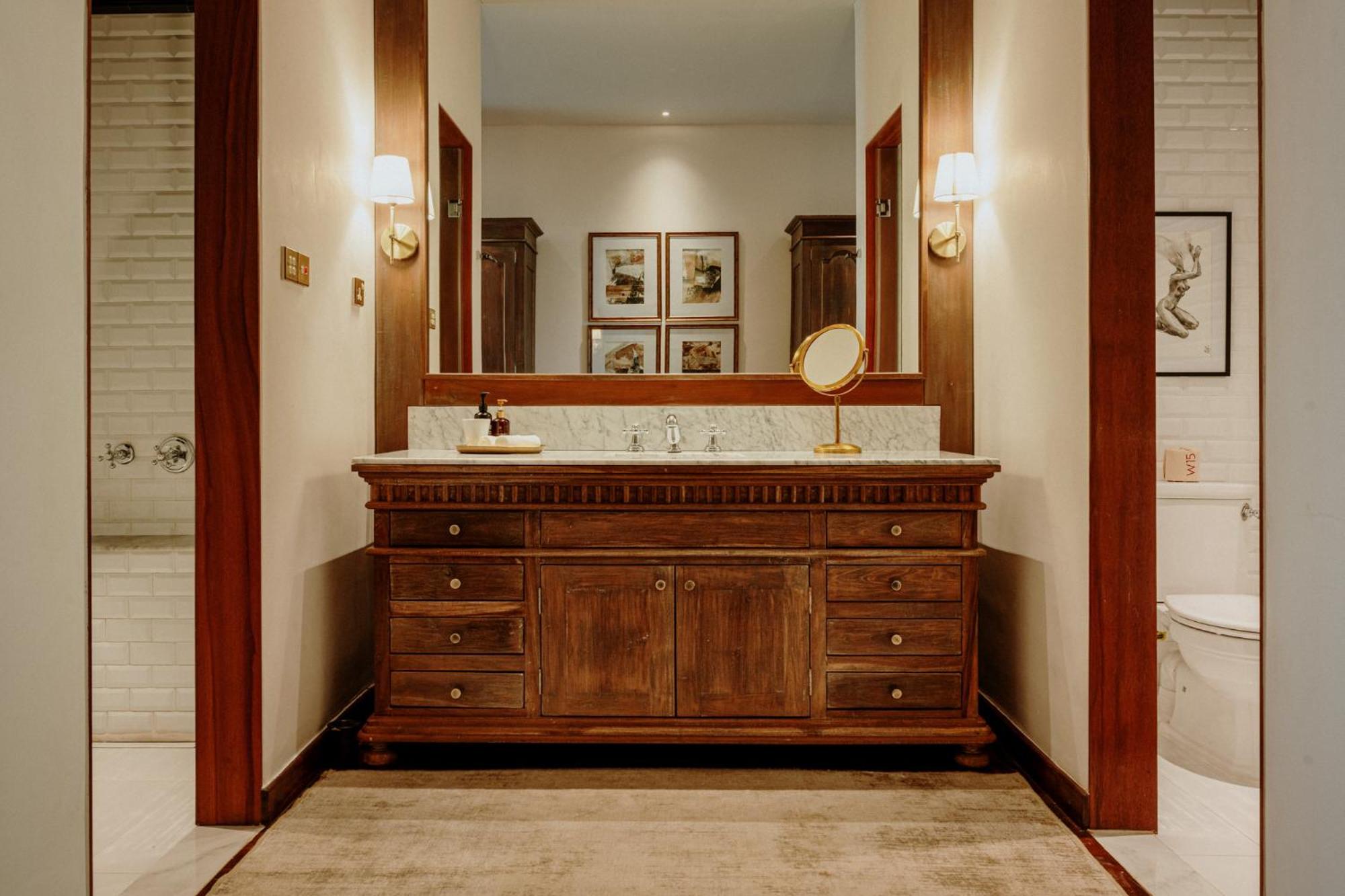 Deluxe Suite - Photo 11