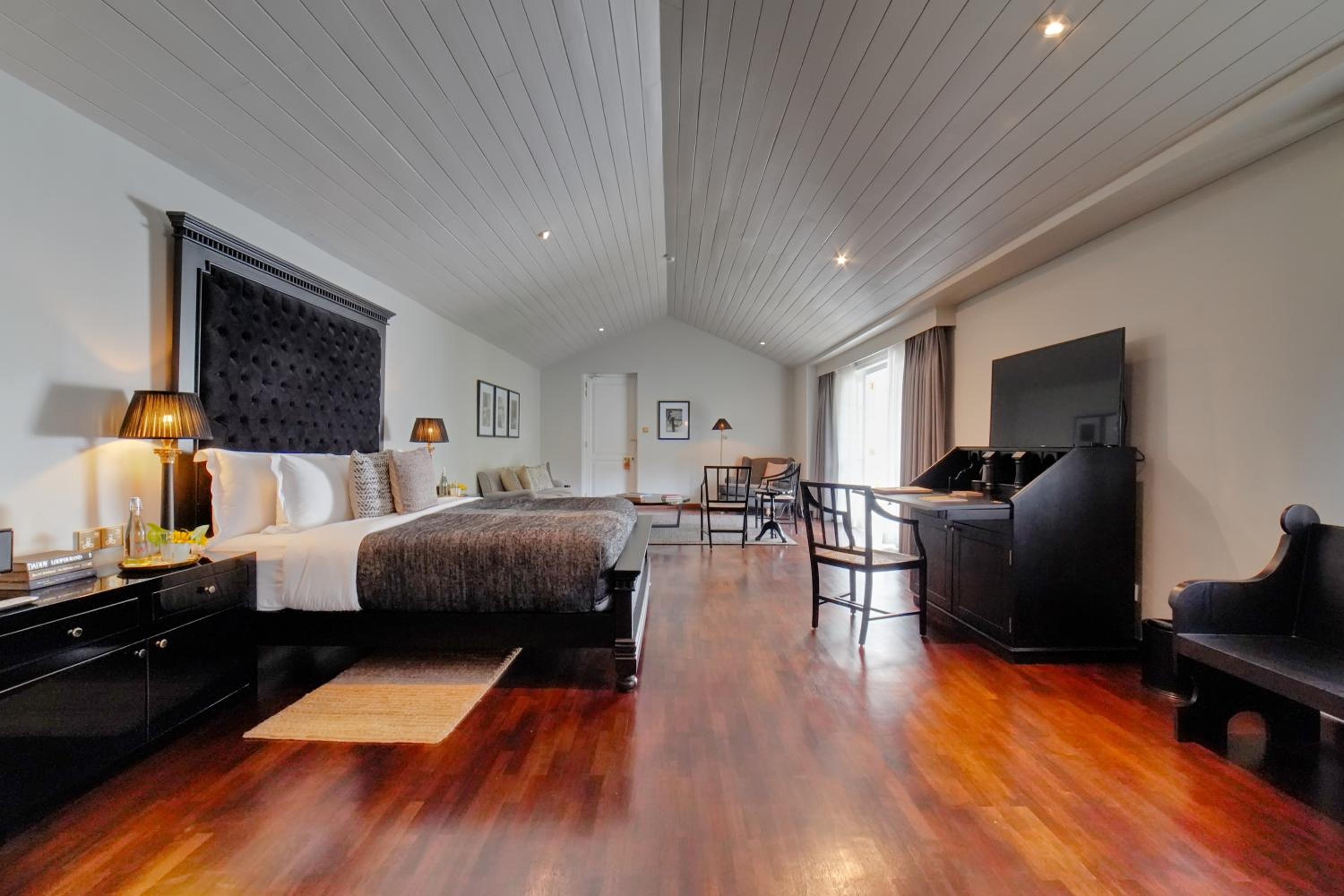 Deluxe Suite - Photo 13