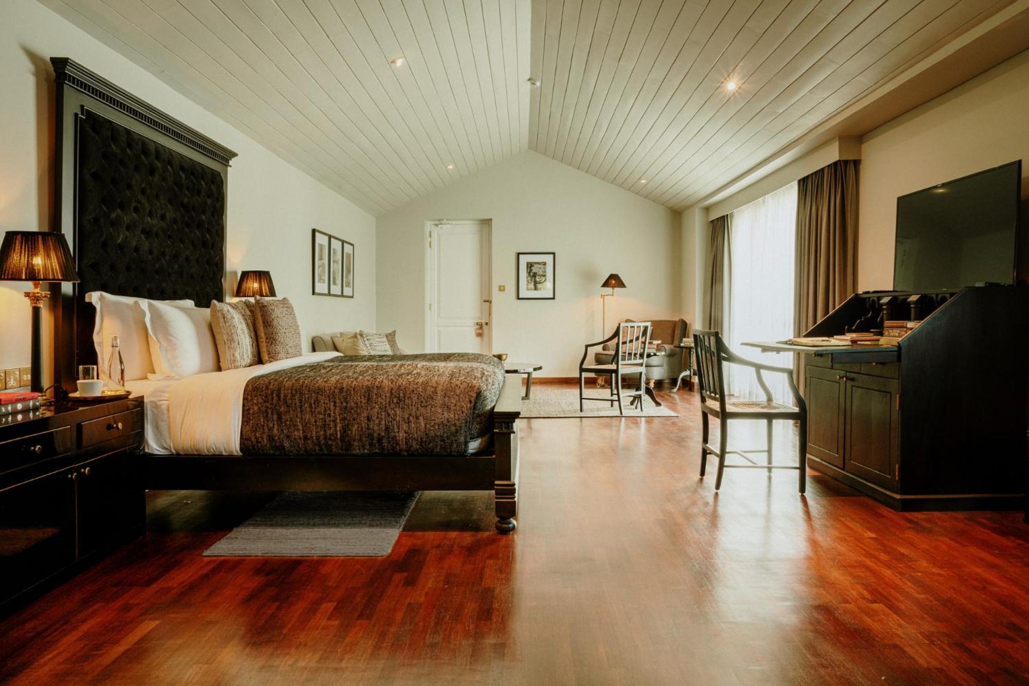 Executive Suite - Photo 2