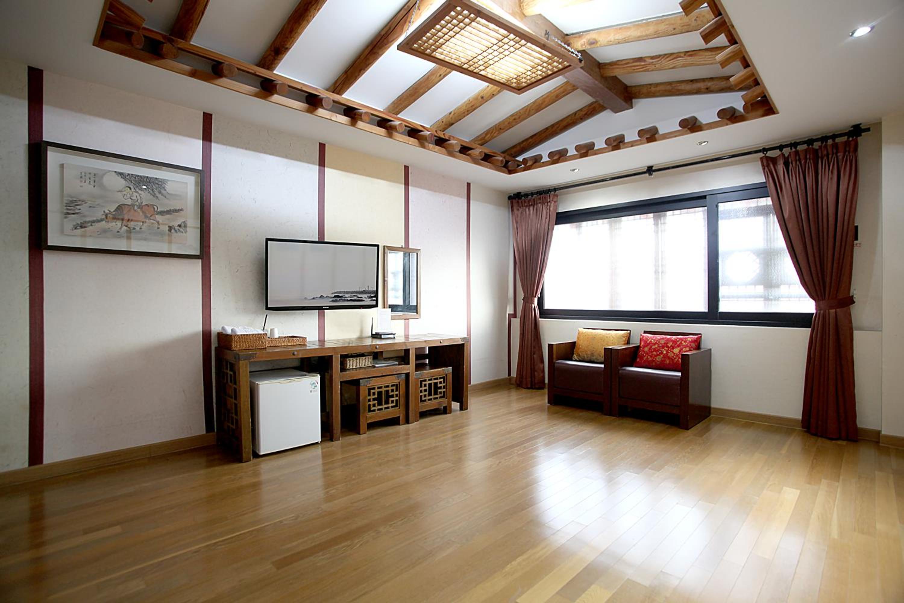 Superior Family Room photo 3