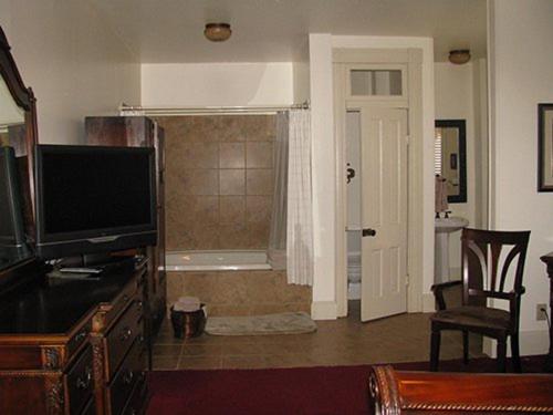 110 King Suite