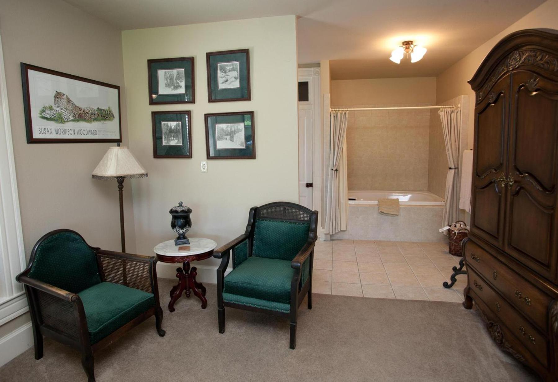 121 Grand King Suite