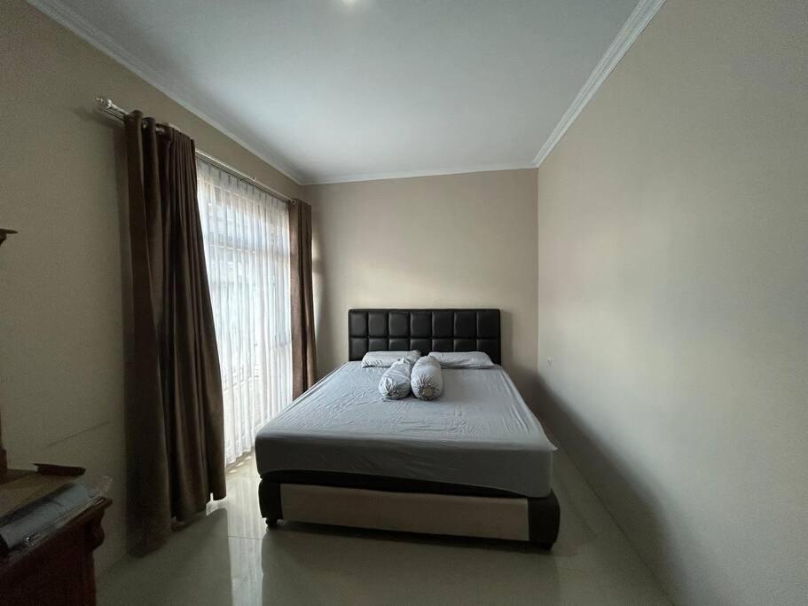 Five-Bedroom House photo 1