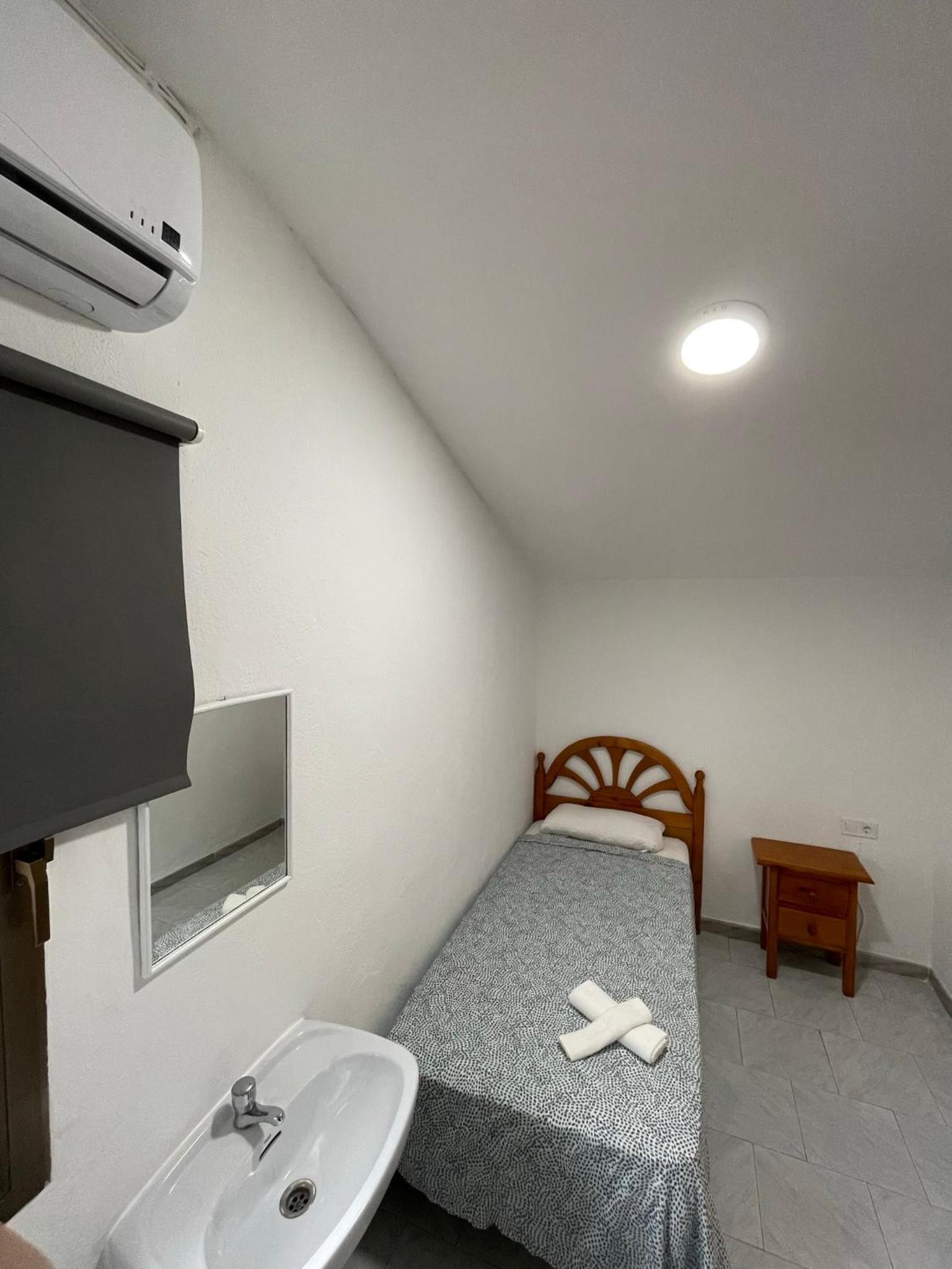 Single Room with Shared Bathroom photo 3