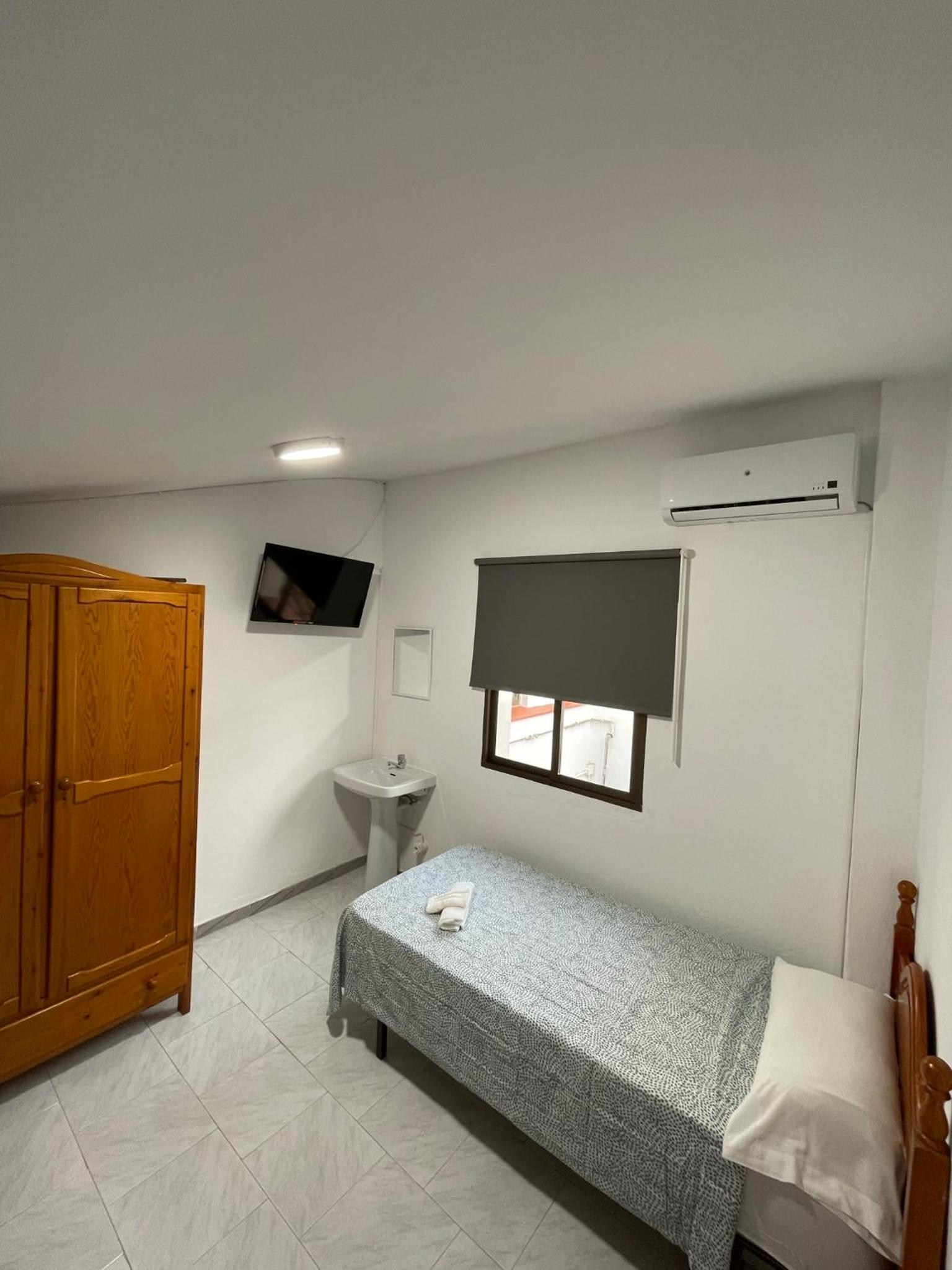 Single Room with Shared Bathroom photo 2