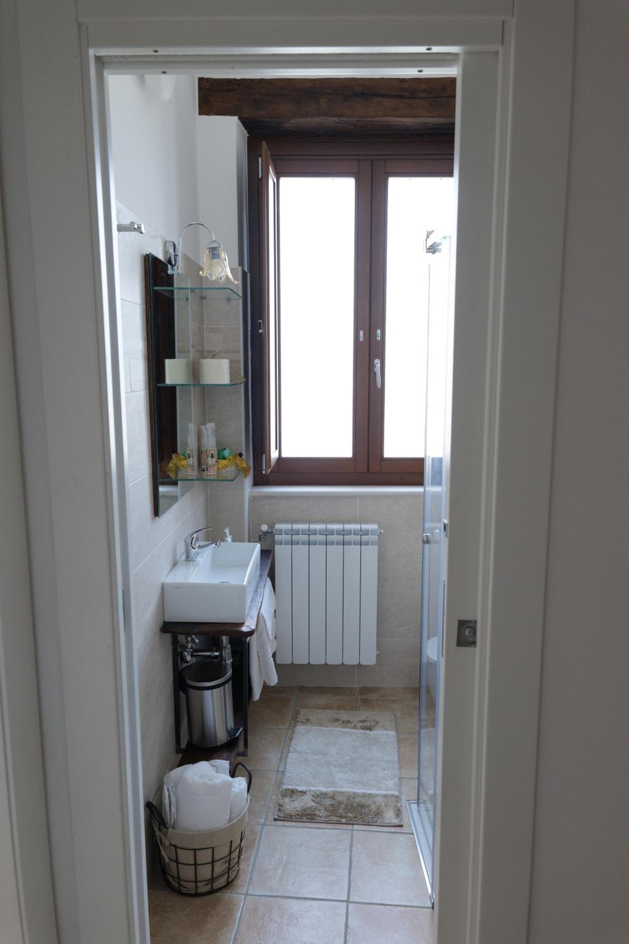 Large Double Room - Photo 10
