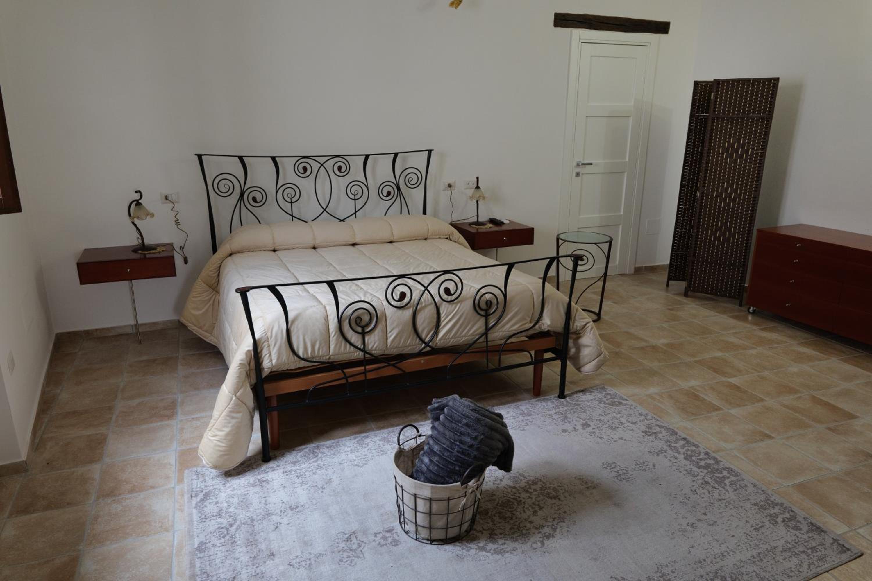 Large Double Room - Photo 19