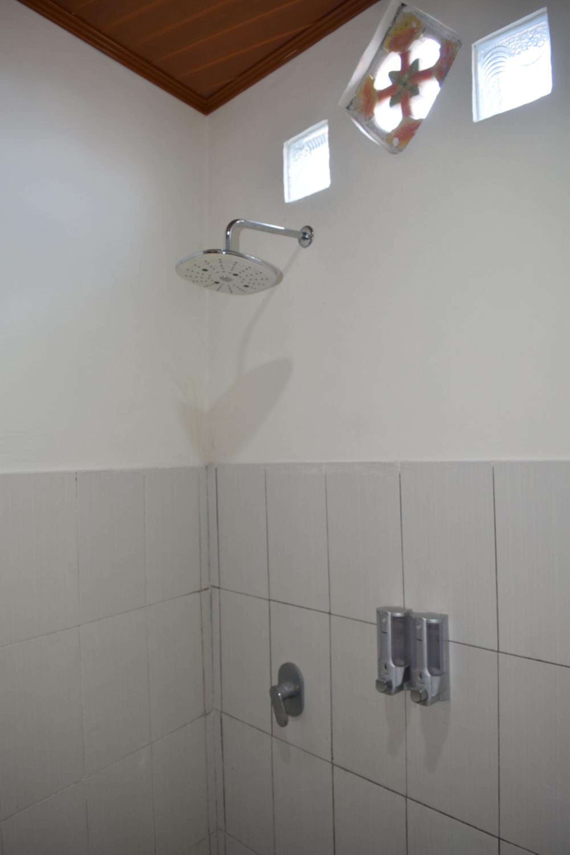 Twin Room with Balcony - Photo 8