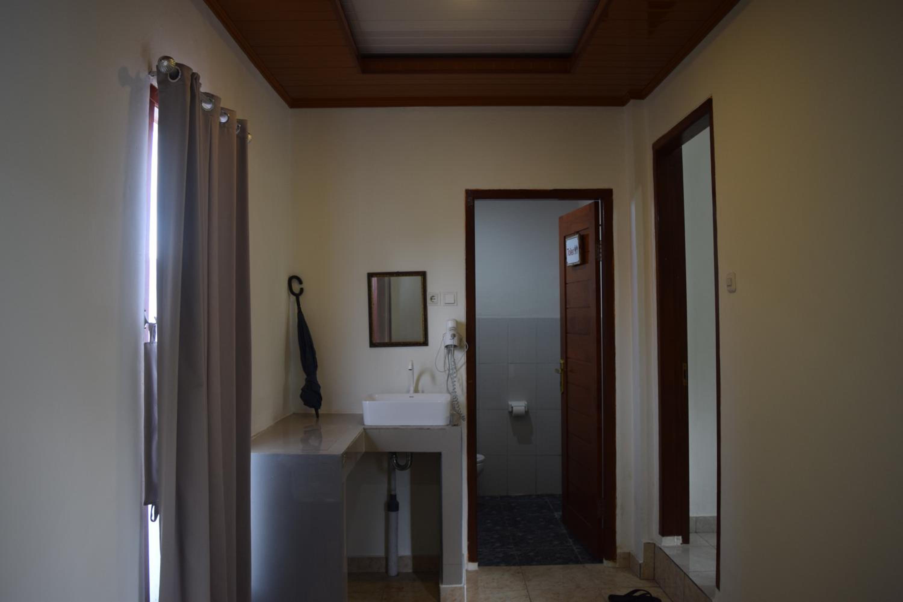 Twin Room with Balcony - Photo 5