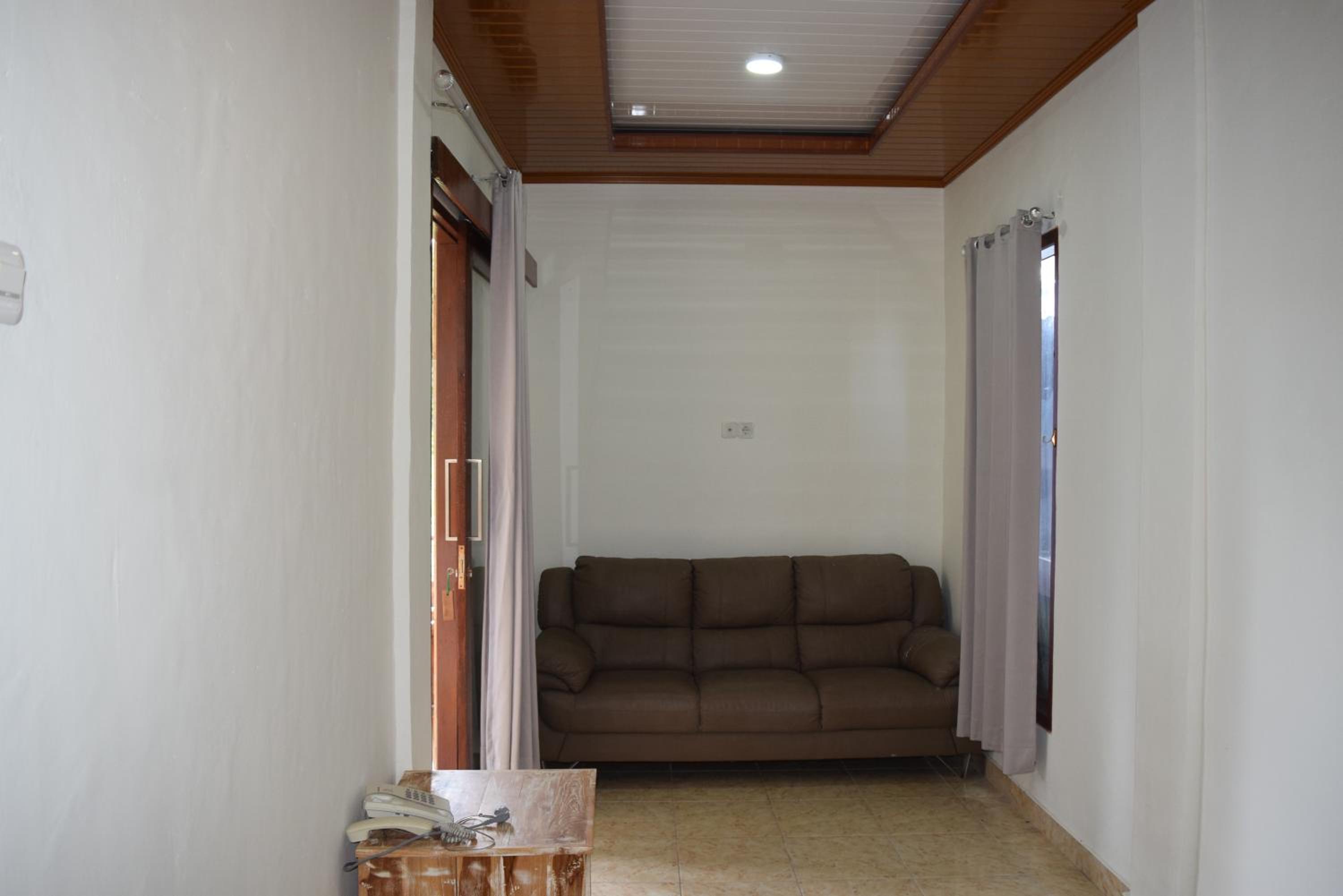 Twin Room with Balcony - Photo 4