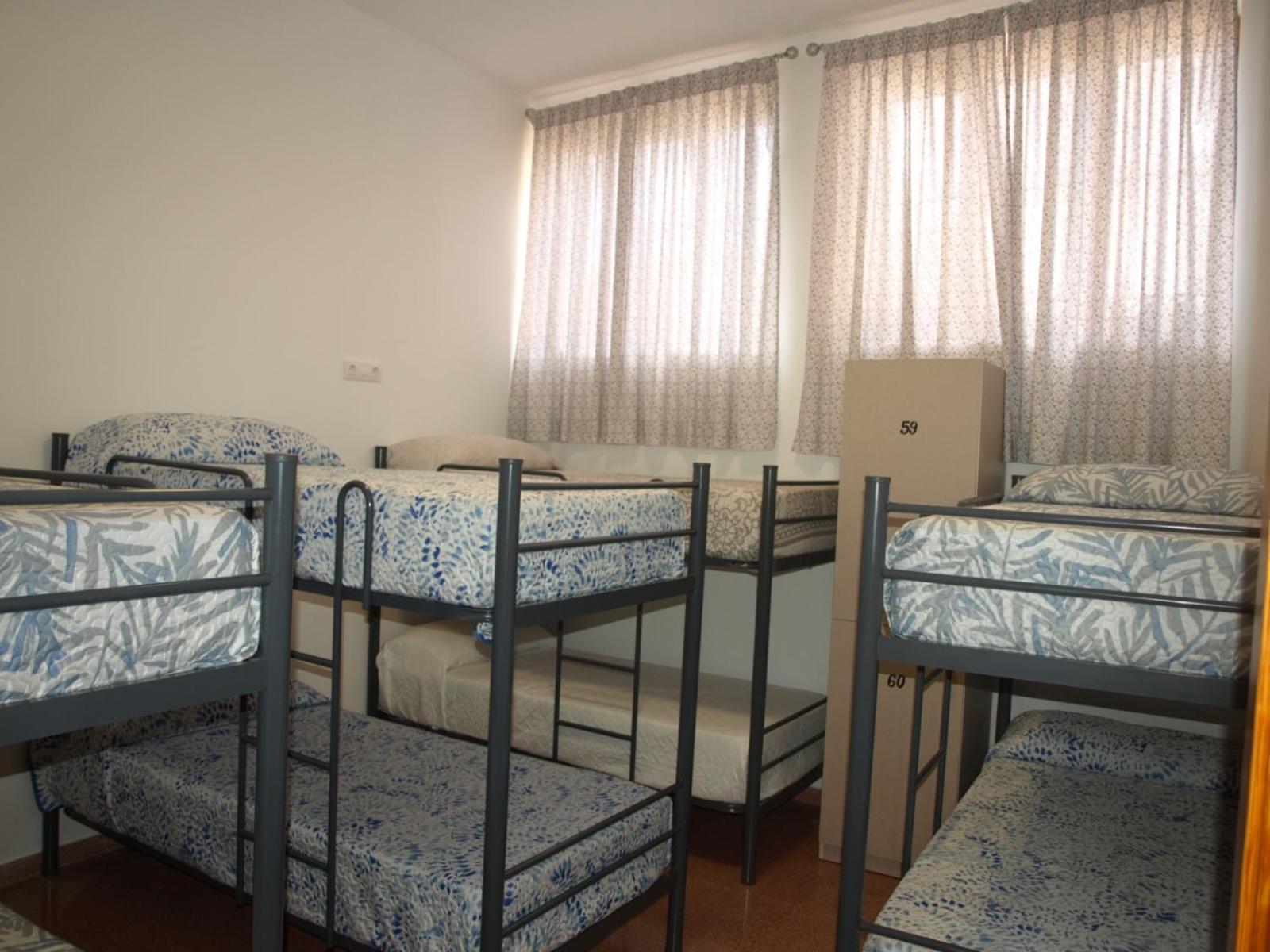 Habitación compartida mixta de 8 camas