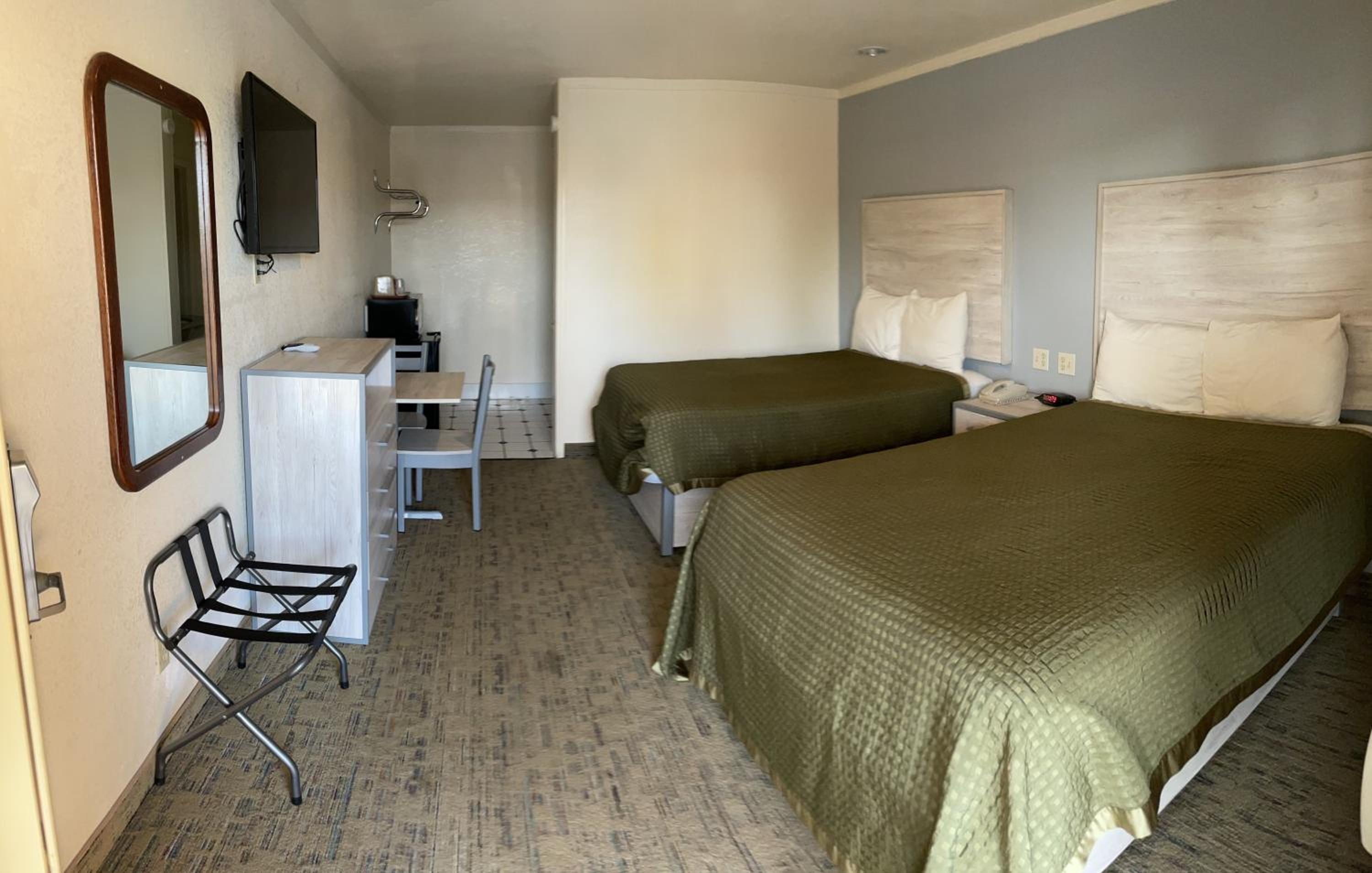 Double Room with Two Double Beds - Smoking photo 2