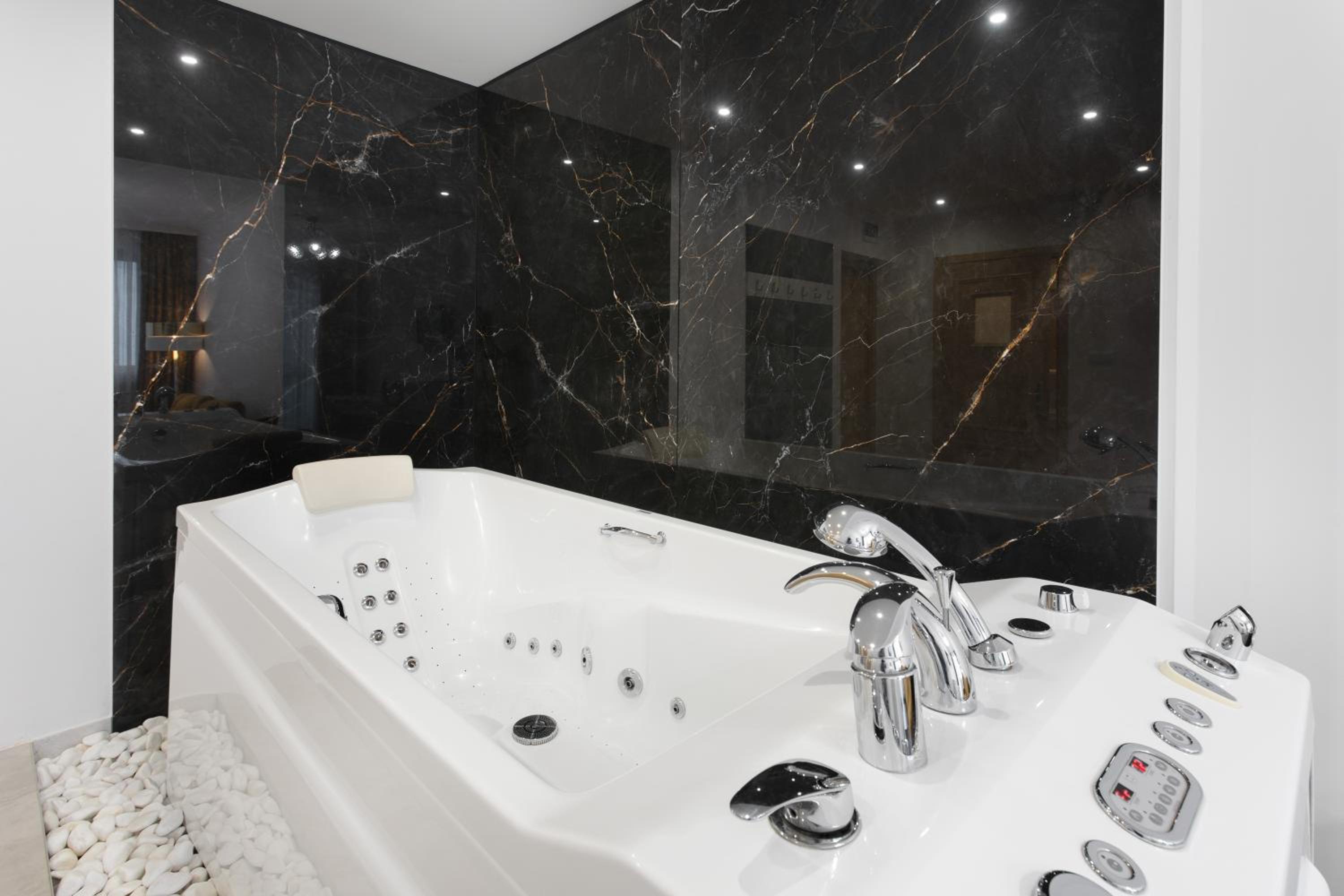 Studio with Spa Bath - Photo 3