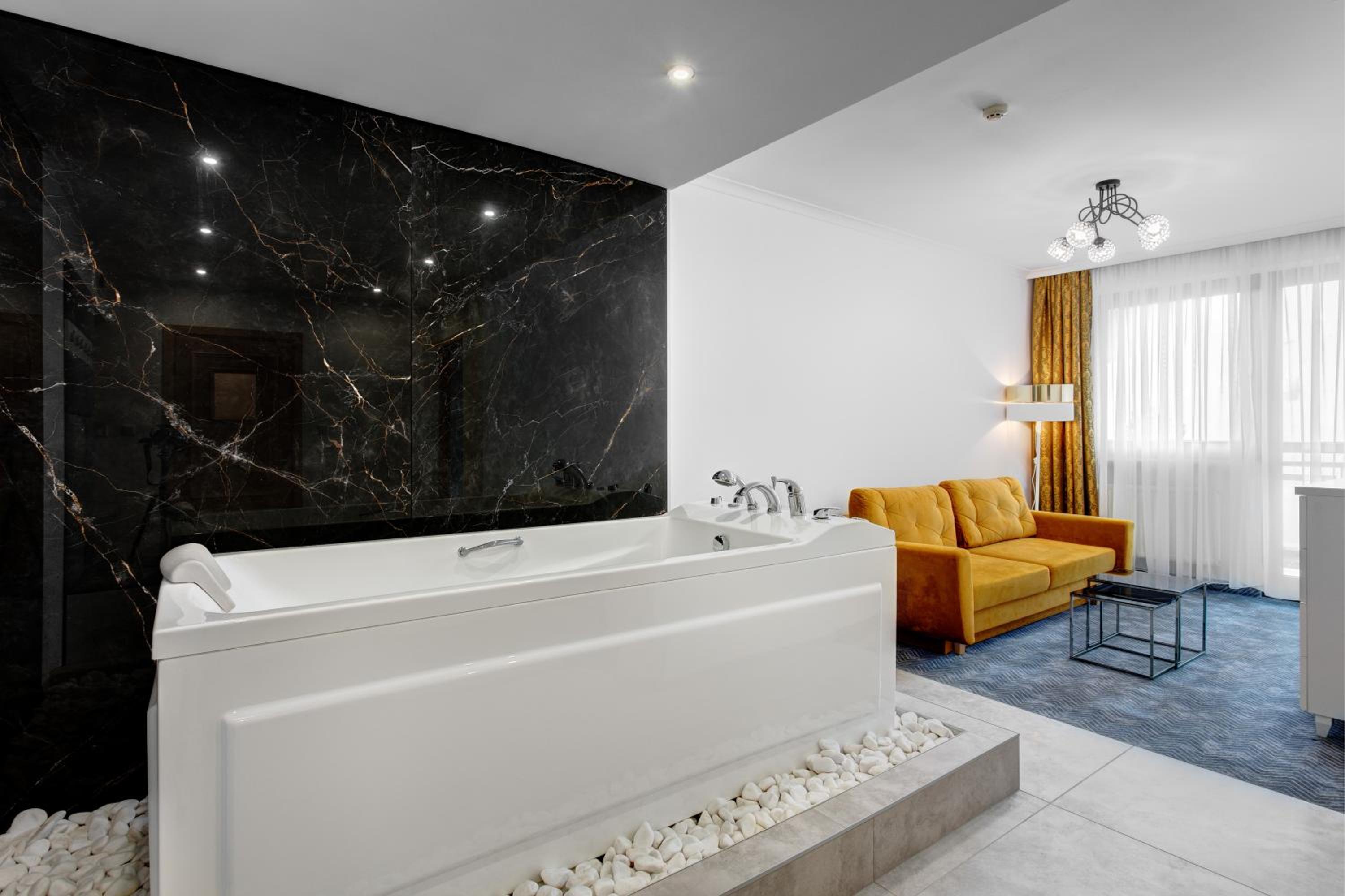 Studio with Spa Bath - Photo 5