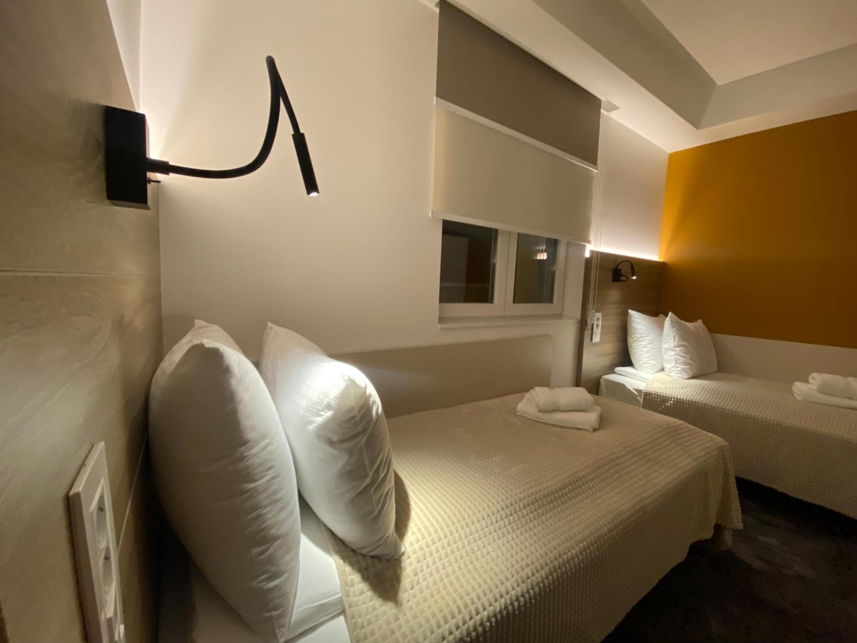 Twin Room with Bathroom - Photo 3