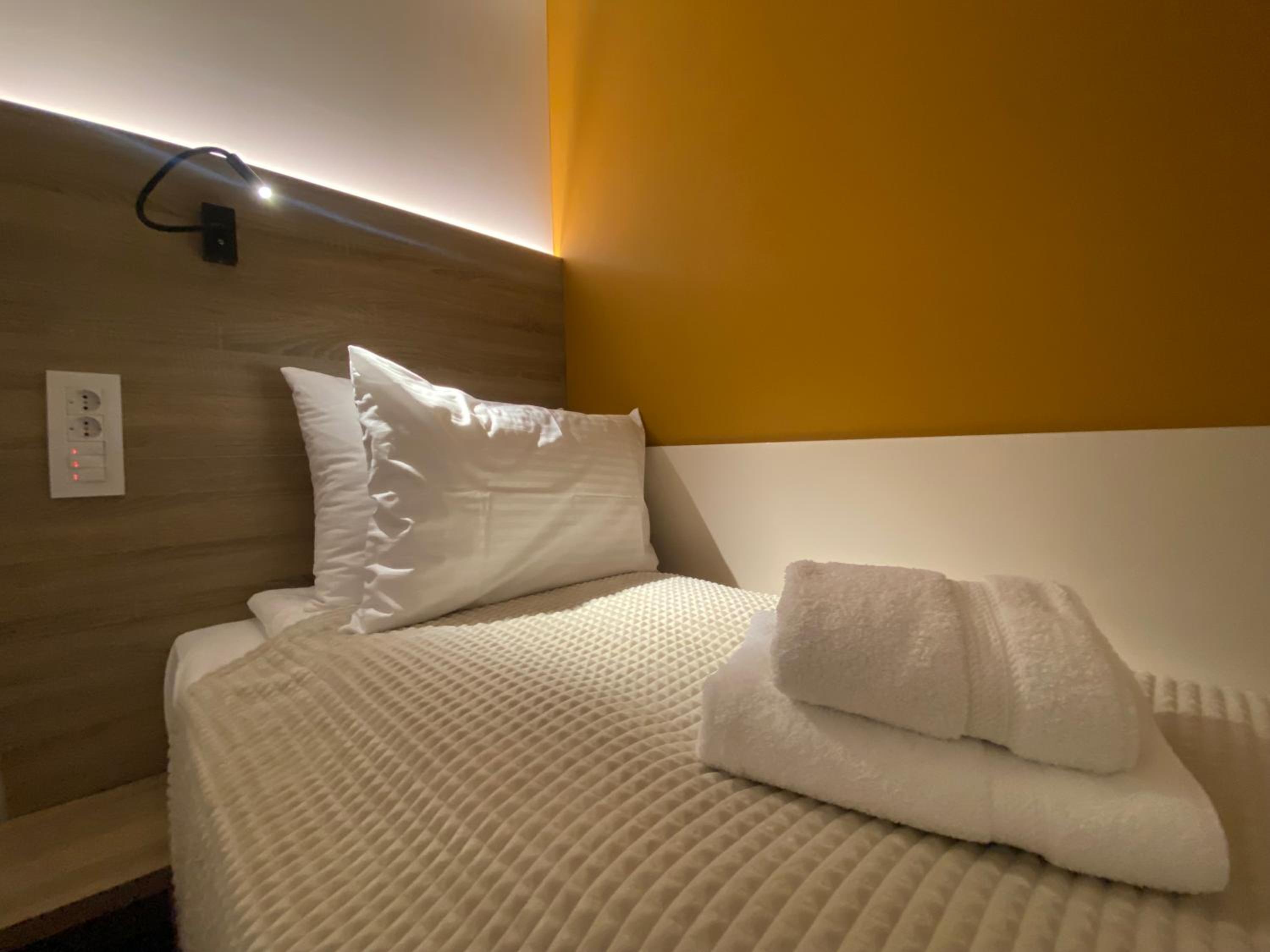 Twin Room with Bathroom - Photo 4