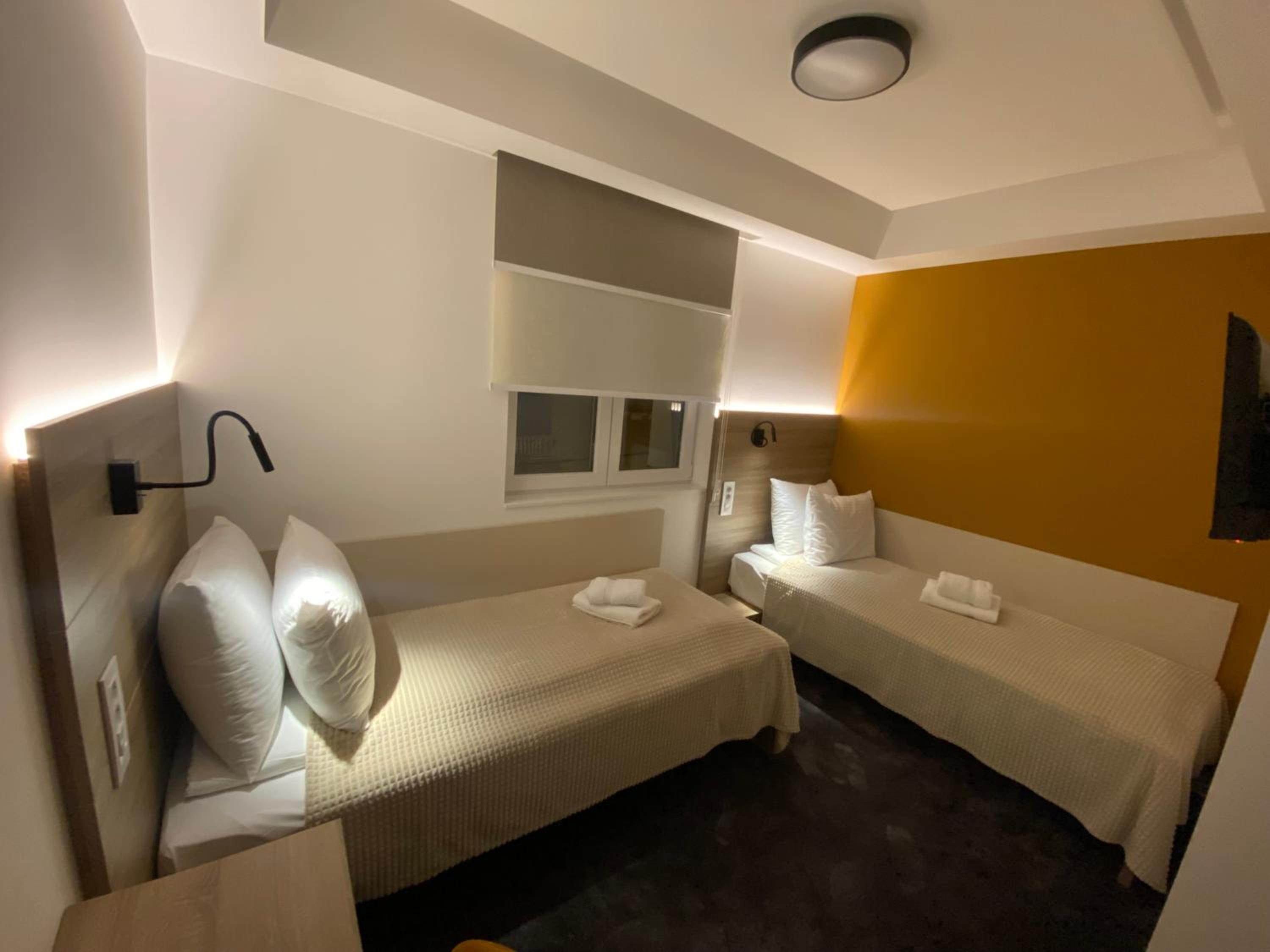 Twin Room with Bathroom - Photo 5