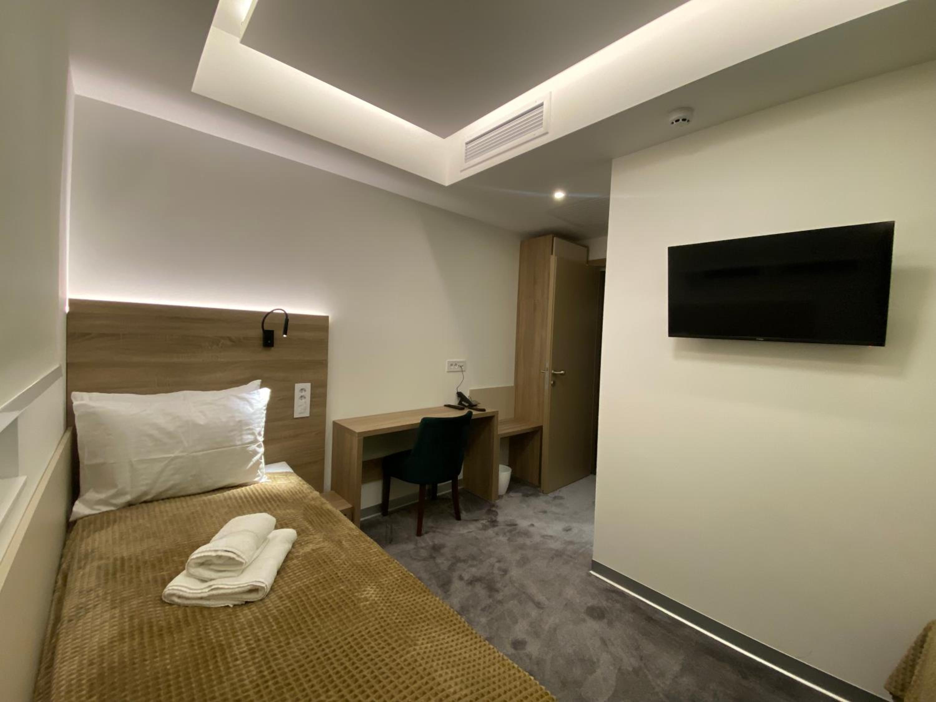 Twin Room with Bathroom - Photo 6
