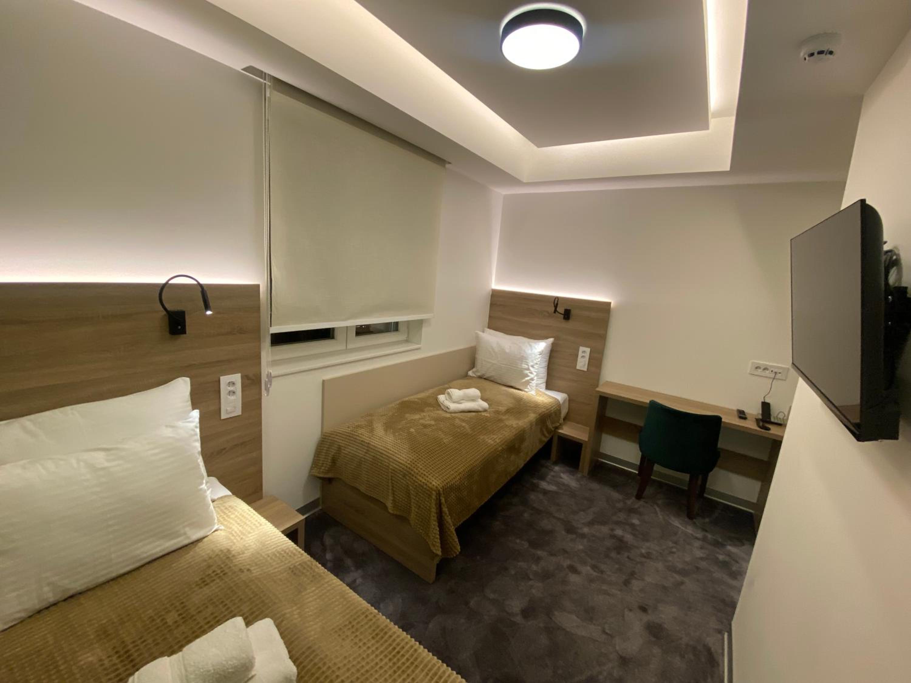 Twin Room with Bathroom - Photo 7