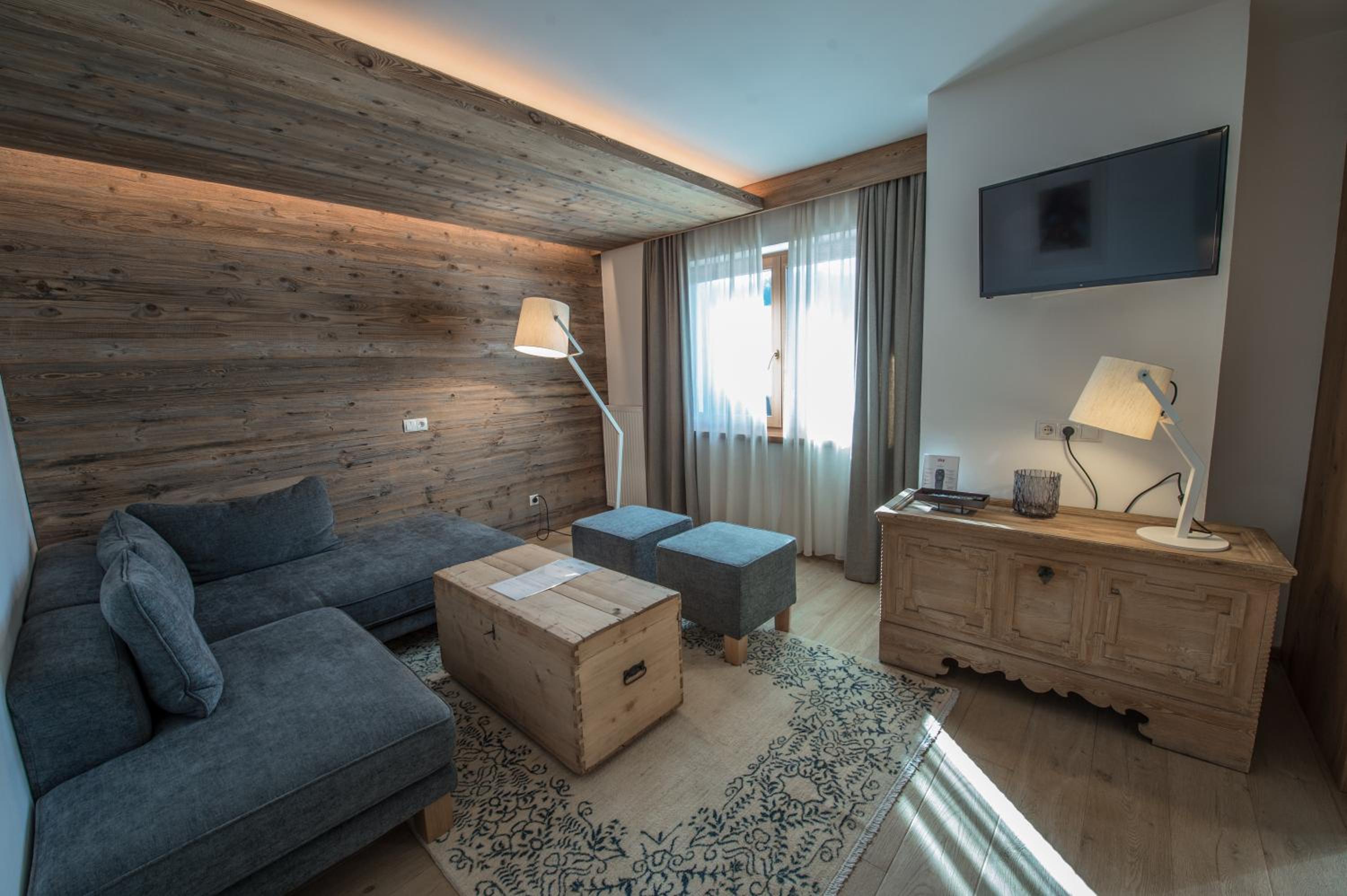 Suite - Photo 1