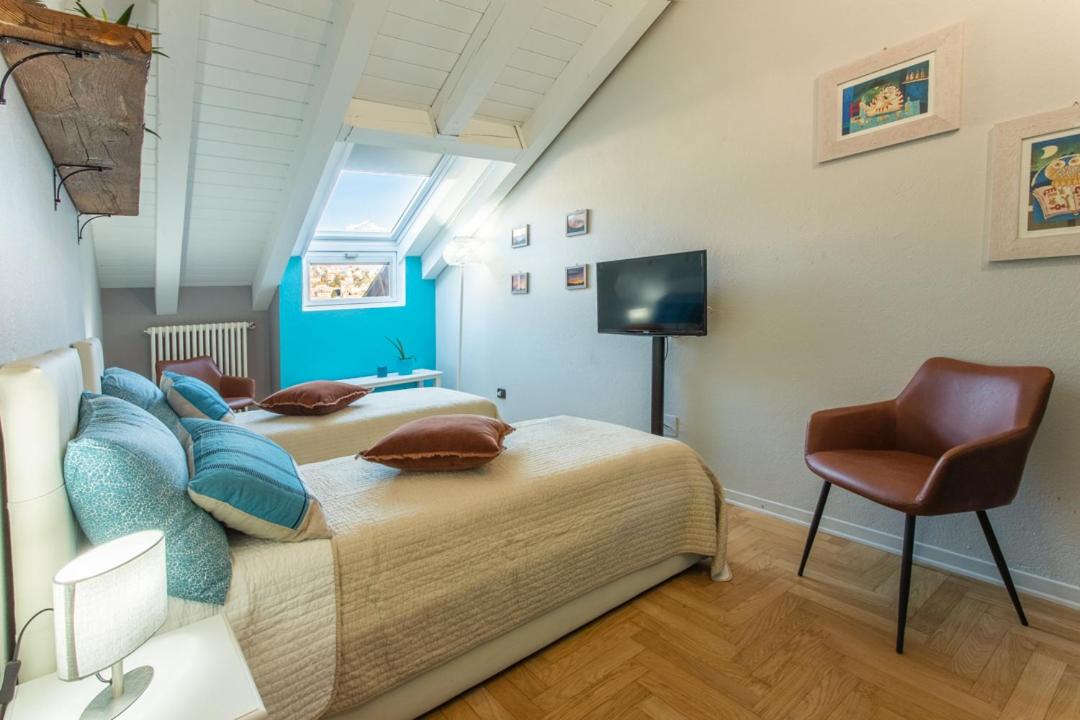 Two-Bedroom Apartment with Mountain View photo 2