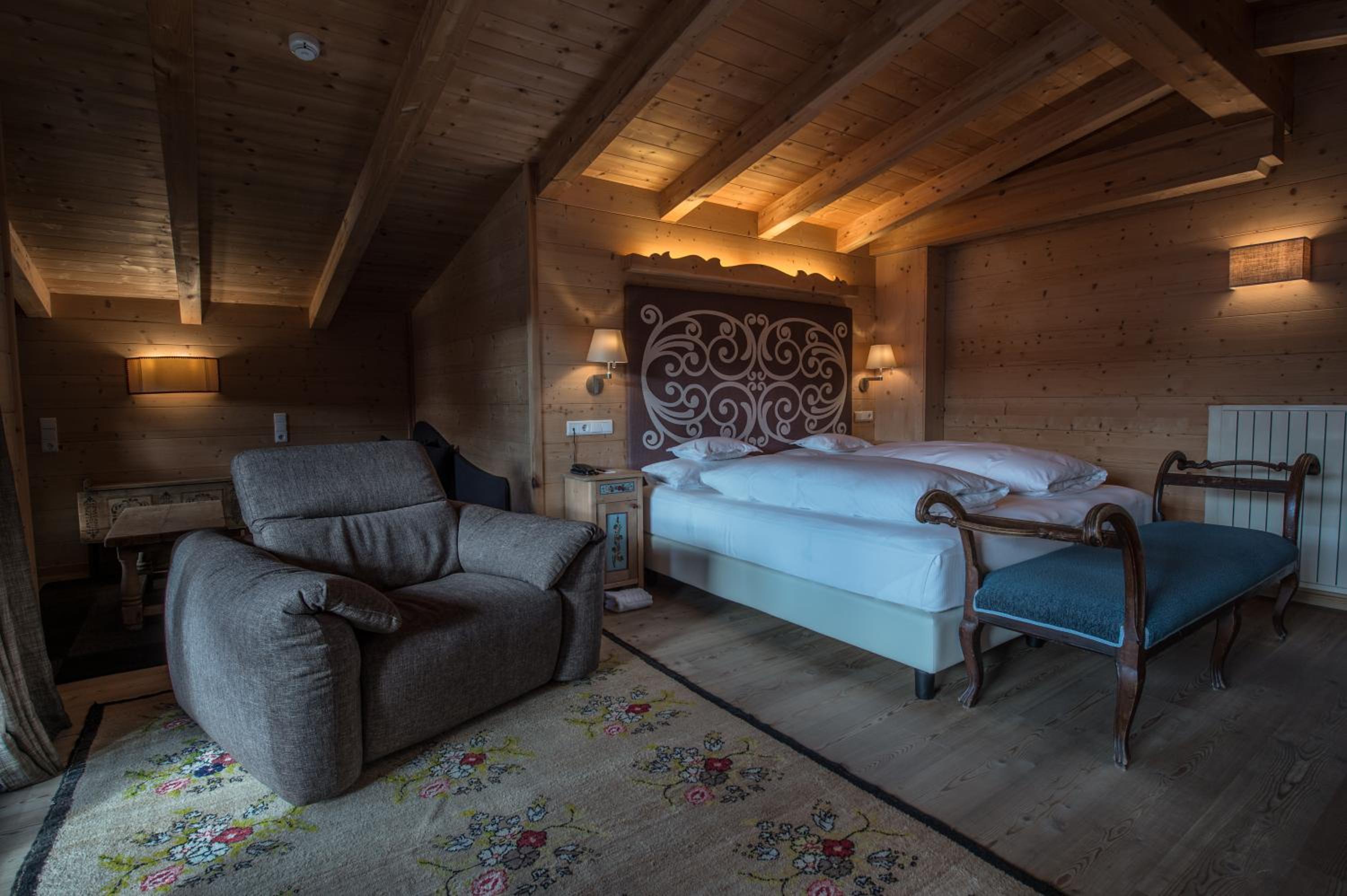 Luxury Suite - Photo 13
