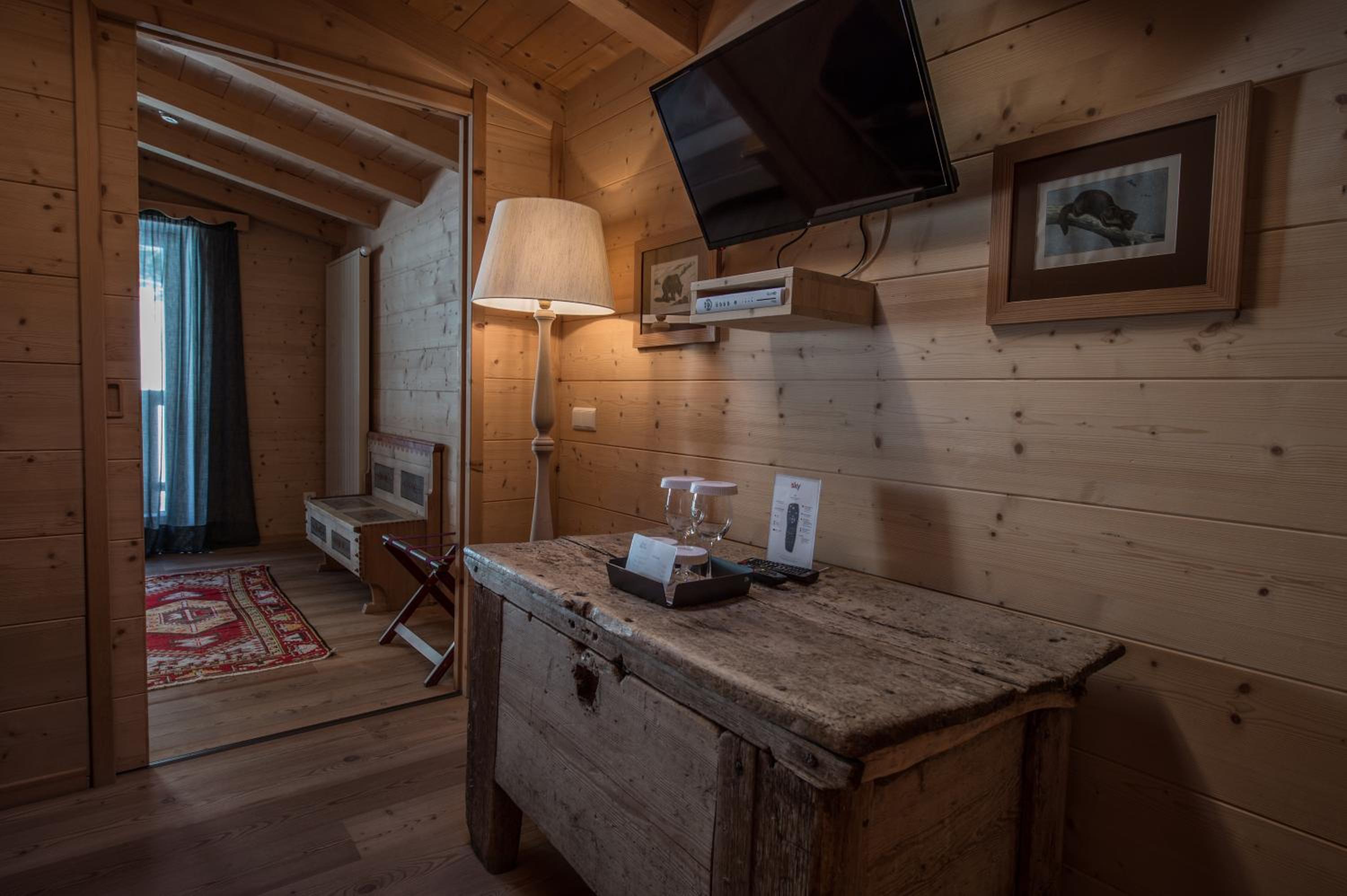 Luxury Suite - Photo 12