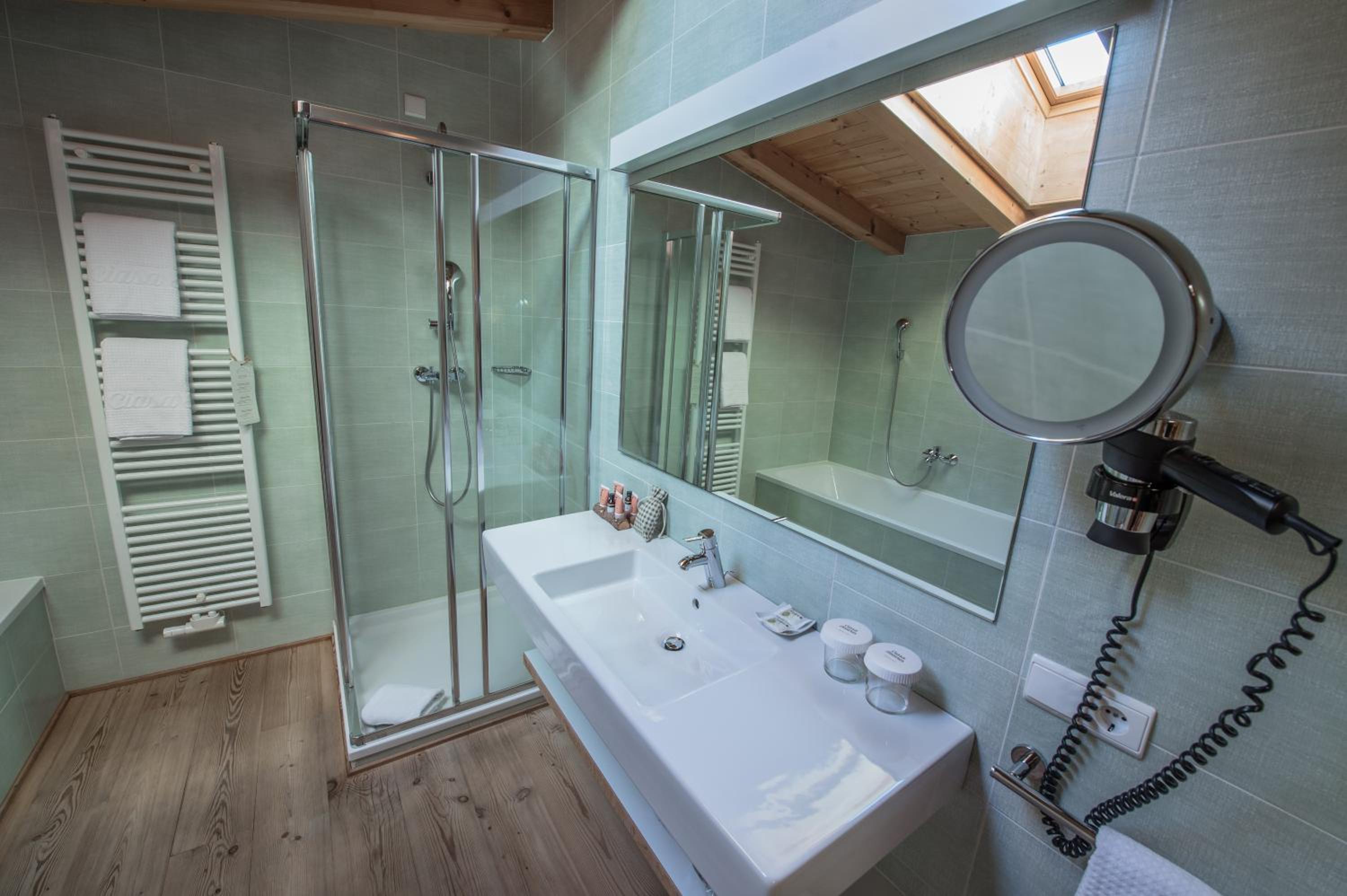 Luxury Suite - Photo 16