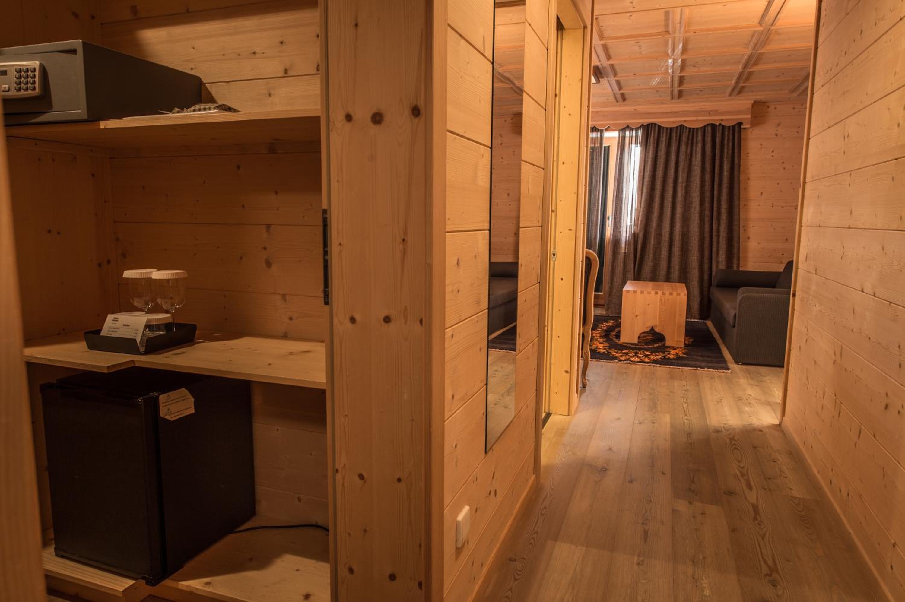 Luxury Suite - Photo 3