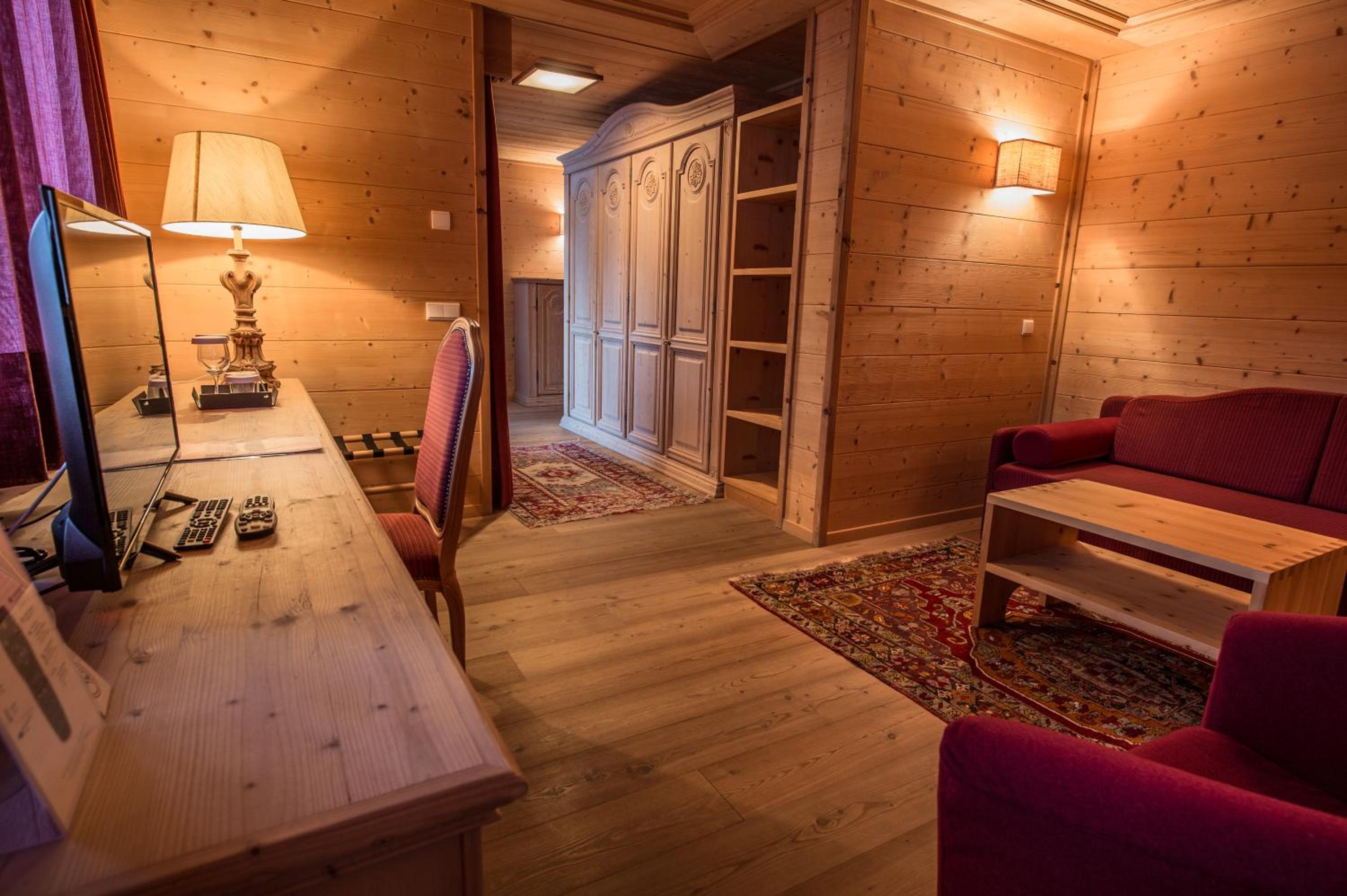 Luxury Suite - Photo 7