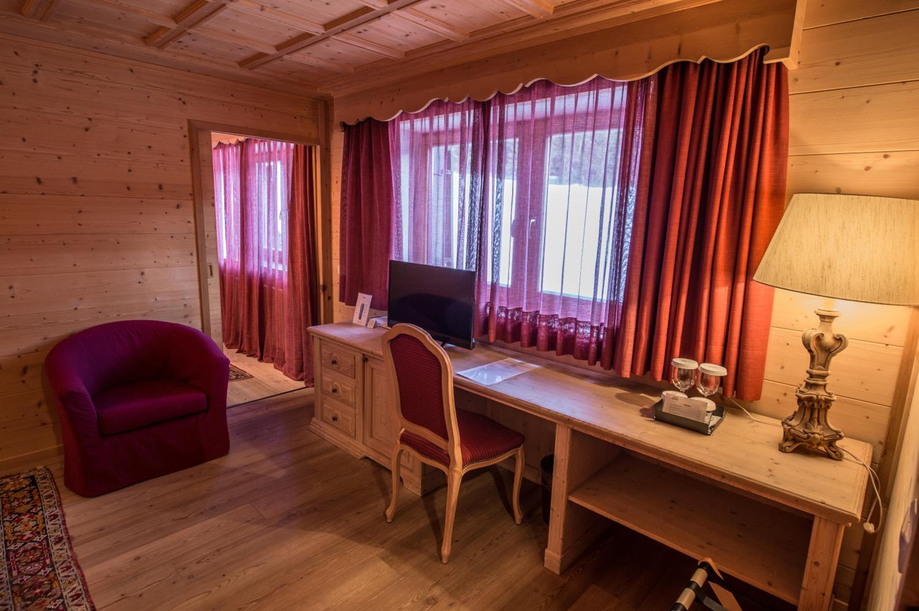 Luxury Suite - Photo 11