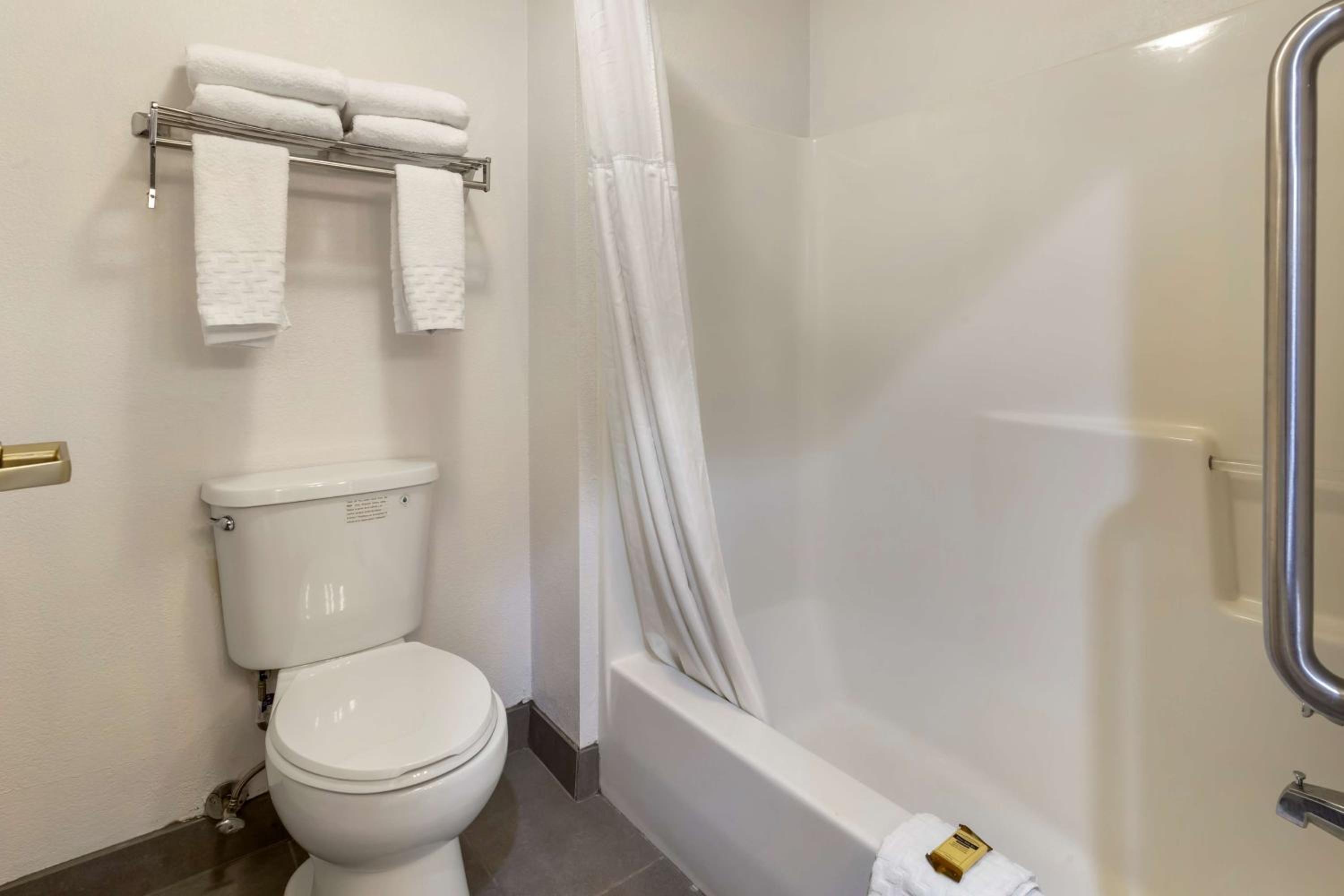 King Suite with Whirlpool - Non-Smoking photo 3