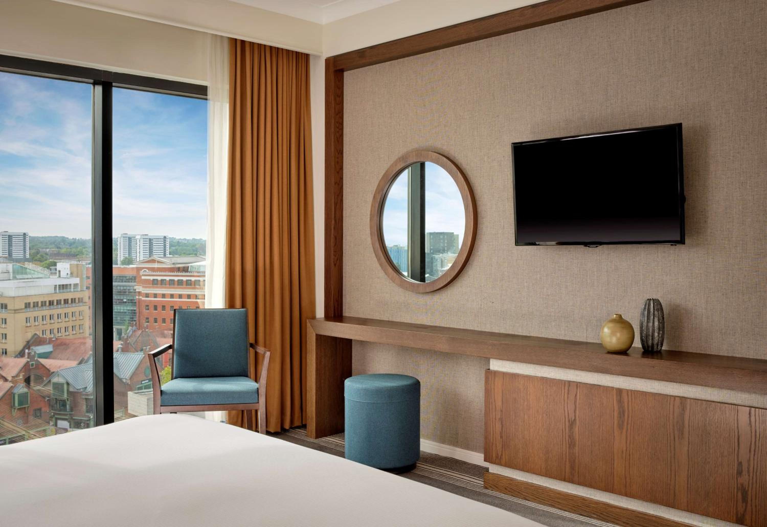 Suite - Photo 1