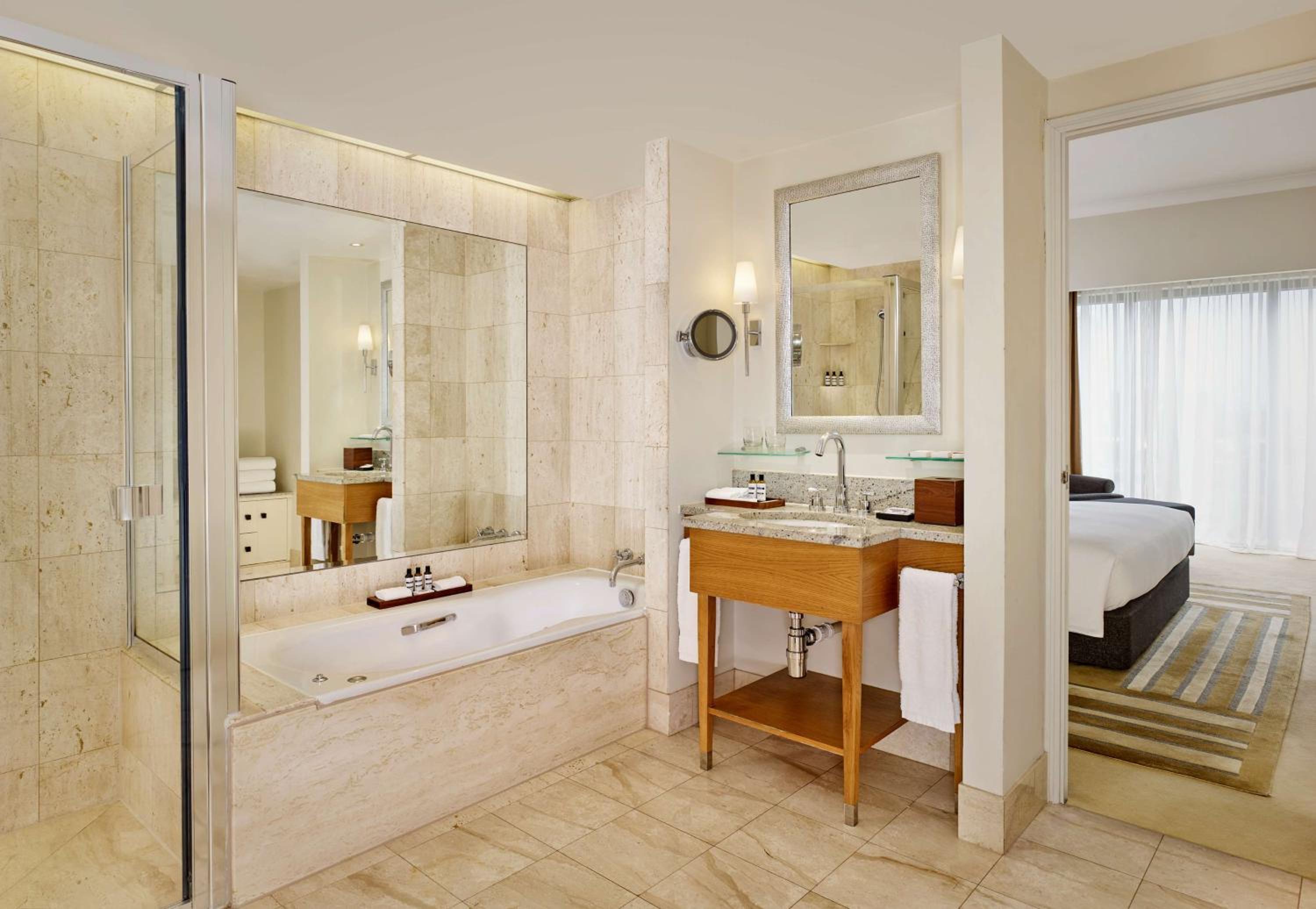 Executive Suite - Photo 9