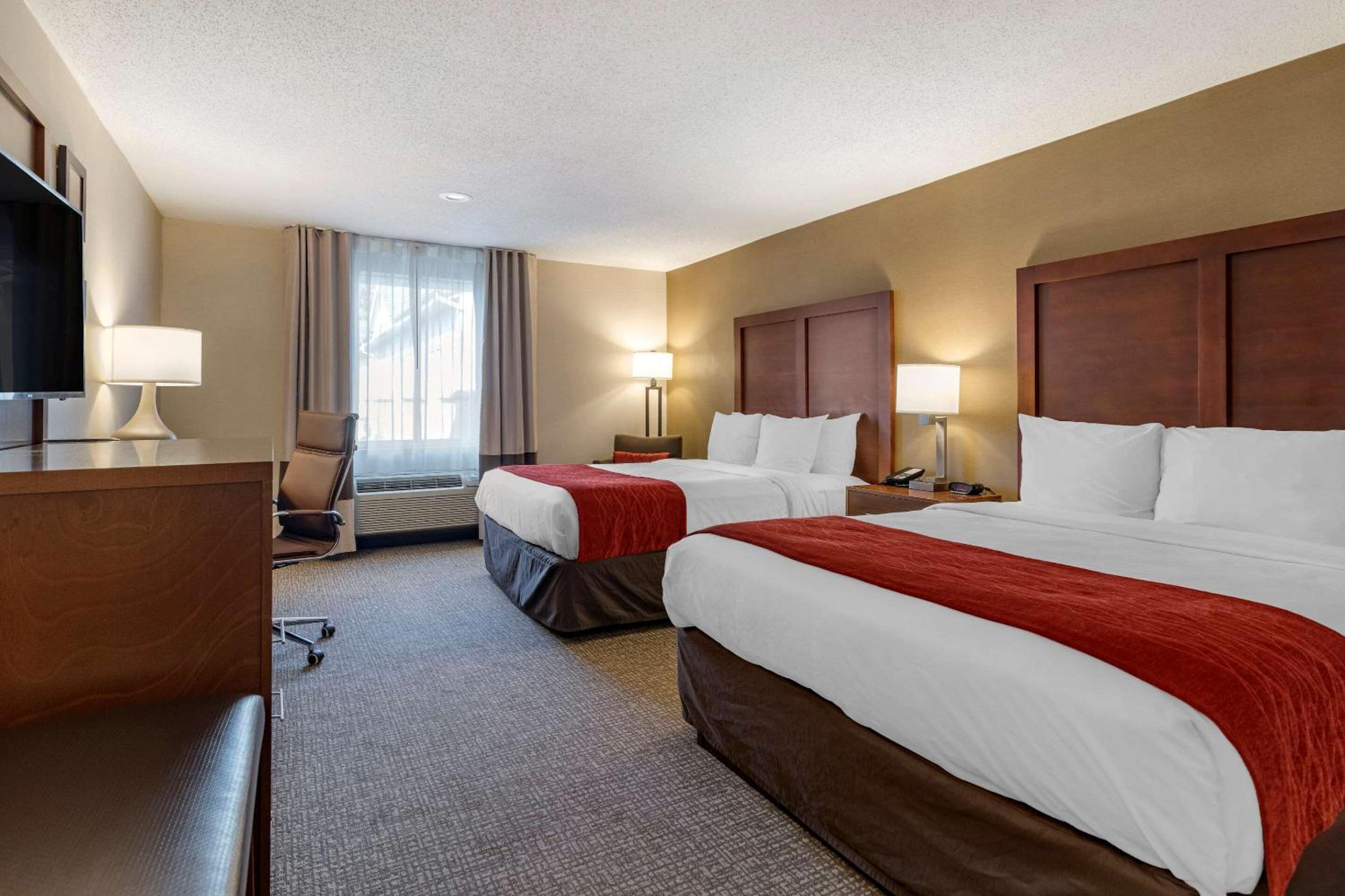 Queen Room with Two Queen Beds and Tub - Accessible/Non-Smoking photo 1
