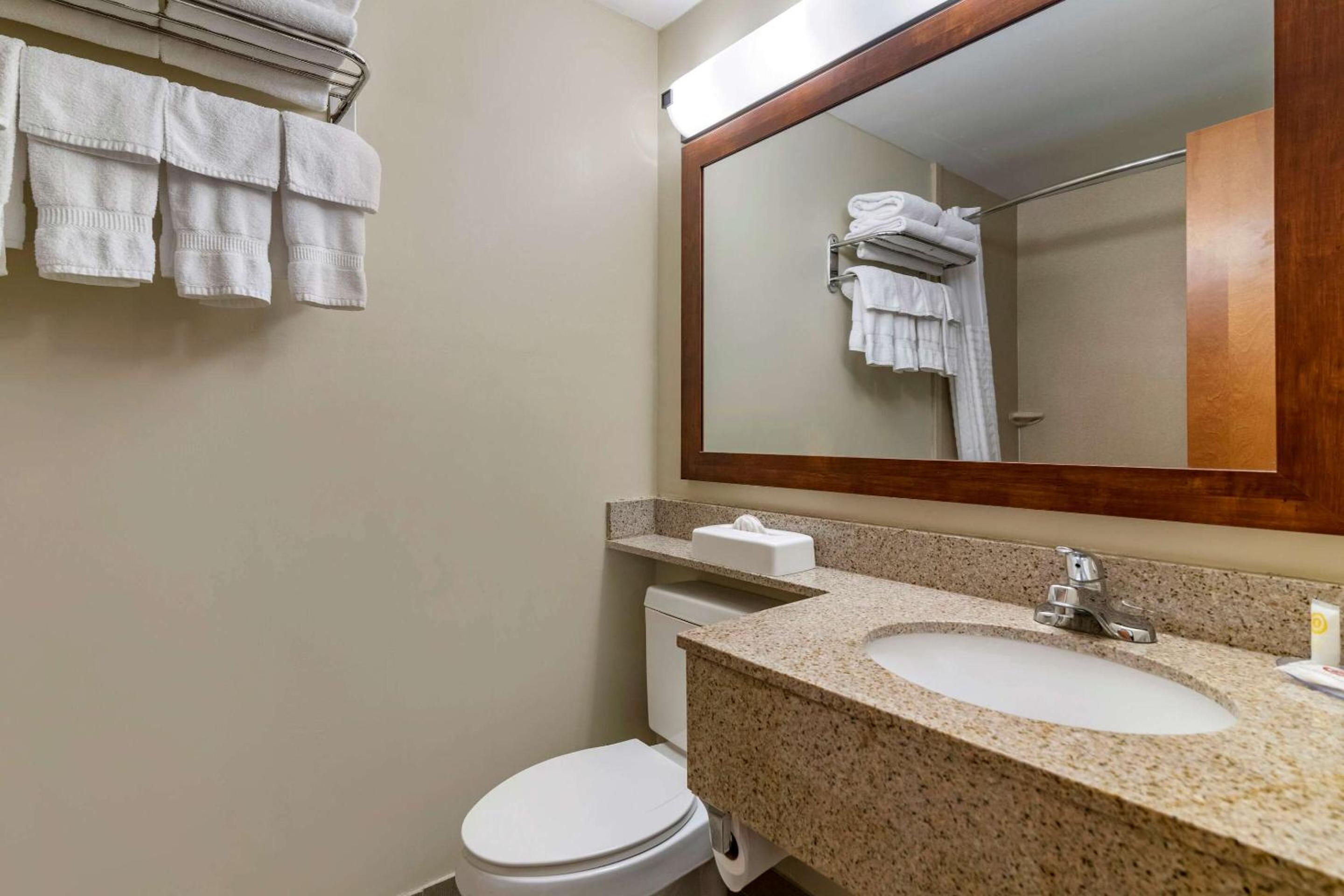 Queen Room with Two Queen Beds and Tub - Accessible/Non-Smoking photo 2