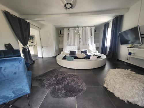 Junior Suite with Pool View photo 2